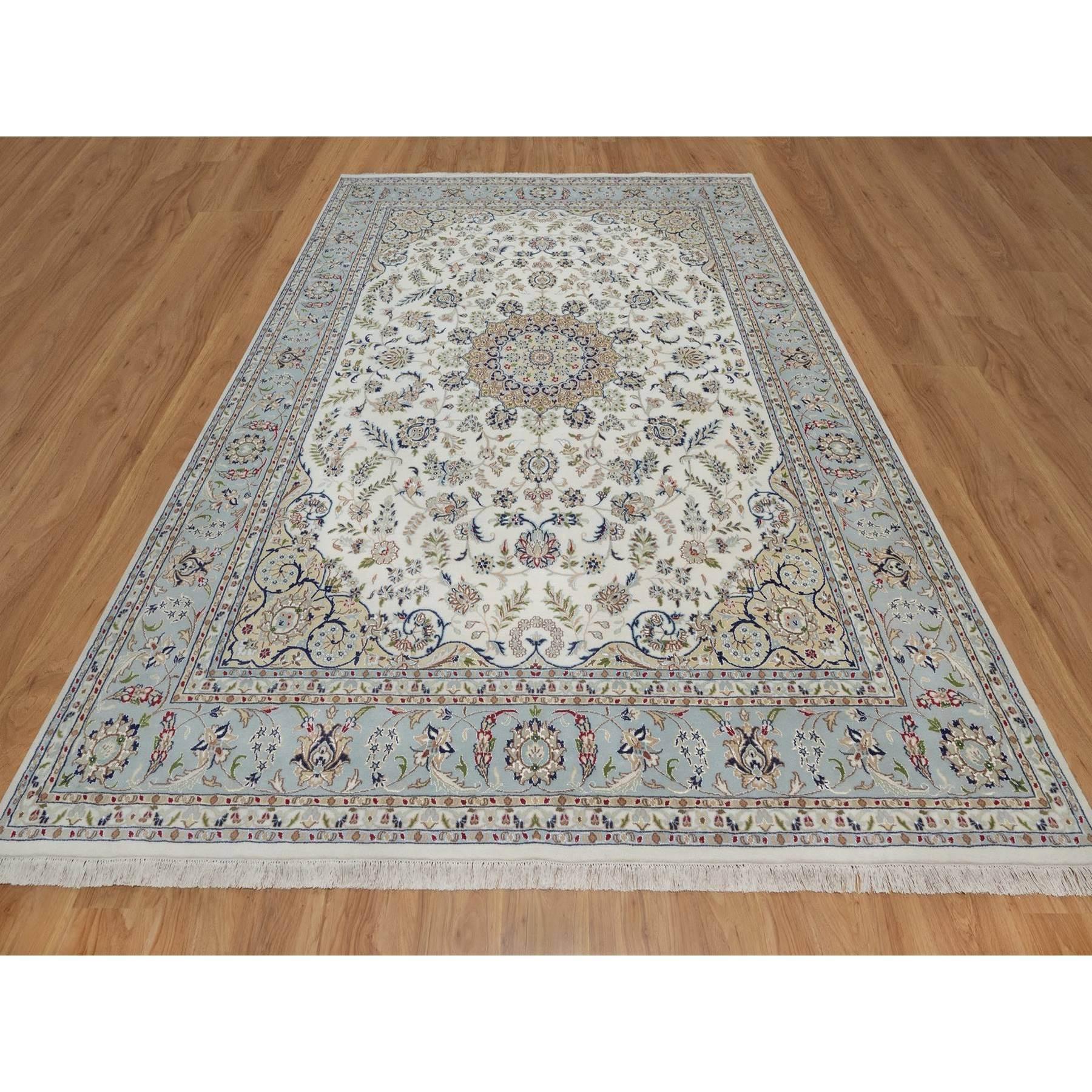 Perlweiß, Wolle und Seide, 250 KPSI, Nain mit Blumenmedaillon-Design, handgeknüpft, weicher Flor, Orientteppich<br /><br />Primäre MATERIALIEN: Wolle & SeideLatex: NeinFlorhöhe: 0.25 InchesStil: TraditionellHauptfarbe: ElfenbeinSekundärfarben: