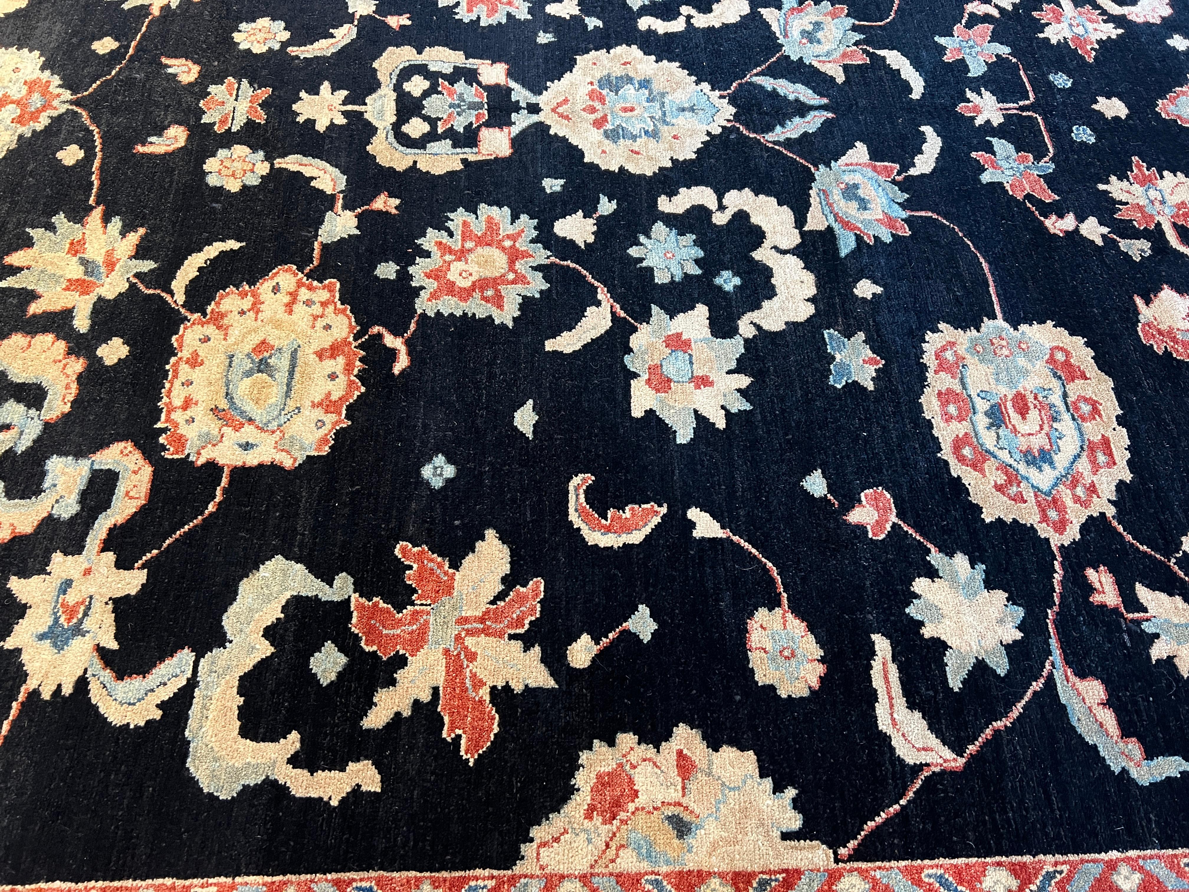 Tapis à motifs floraux ivoire et noir 9'x12'. en vente 5