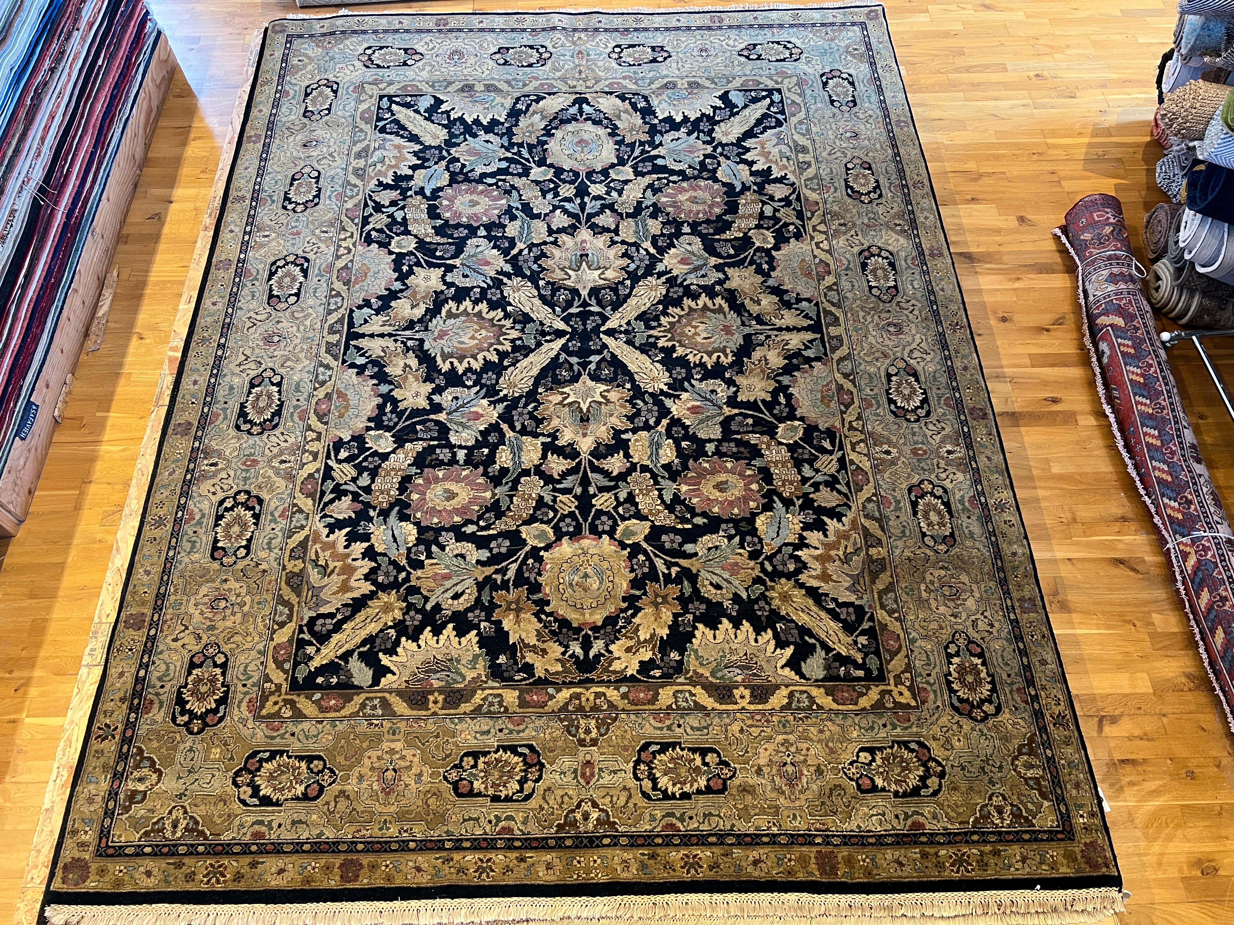 Voici notre magnifique tapis persan 9'x12', noué à la main en Inde avec de la laine et des teintures naturelles. Doté d'un champ noir modernisé et d'une bordure ivoire, ce tapis ajoutera une touche d'élégance et de sophistication à n'importe quelle