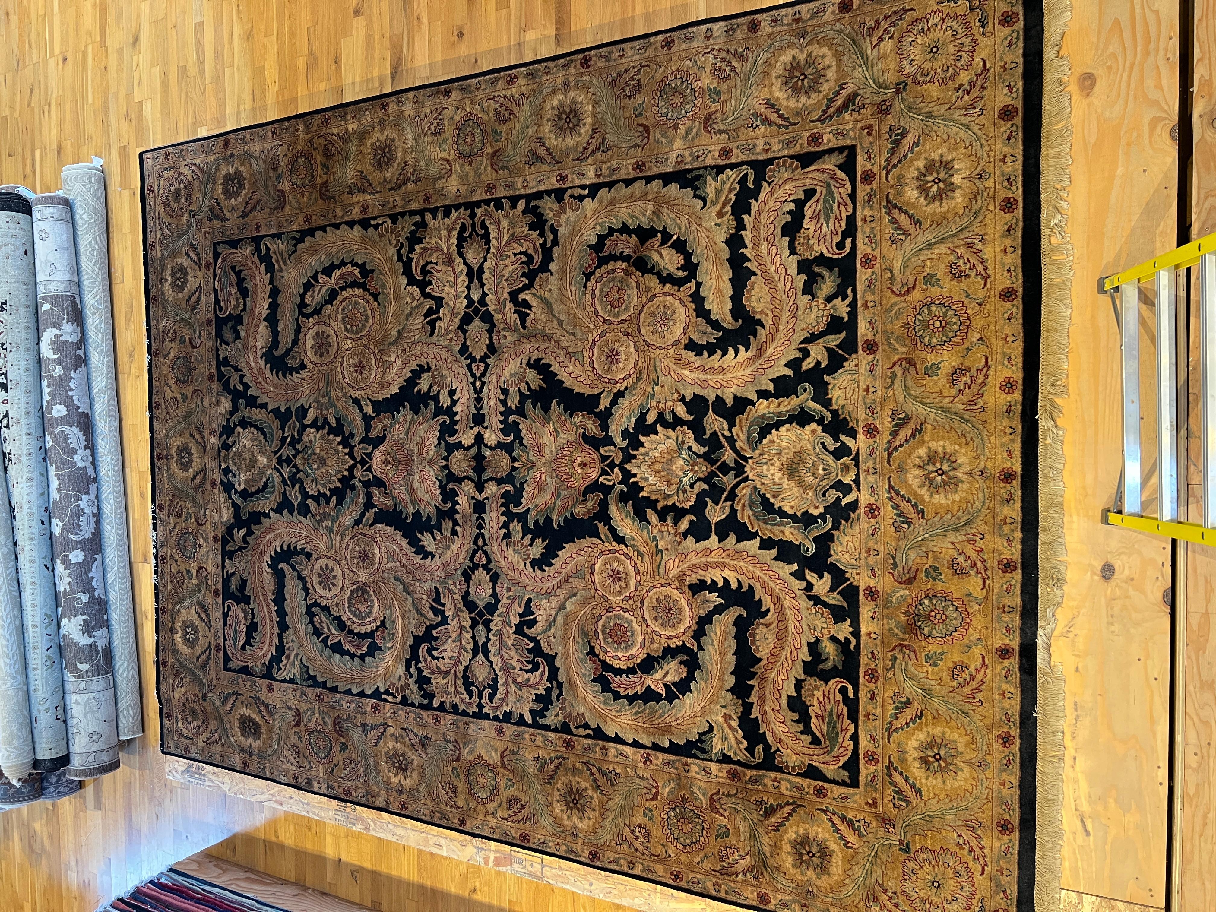 Indiano Tappeto 9'x12' avorio e nero con design floreale in vendita