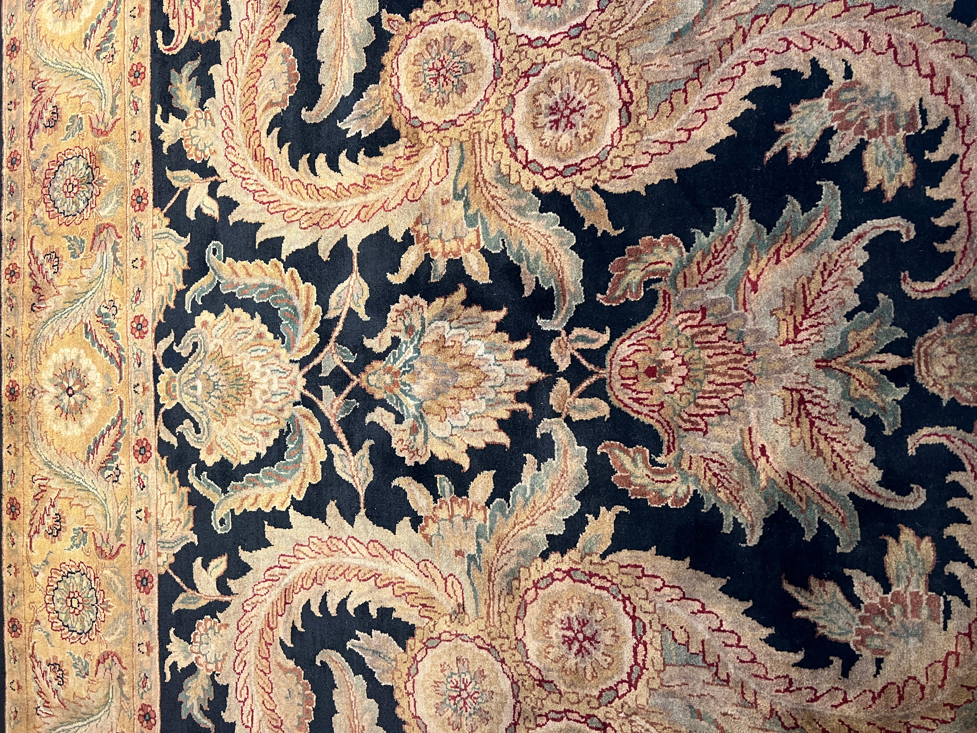 Tapis à motifs floraux ivoire et noir 9'x12'. Neuf - En vente à Los Angeles, CA