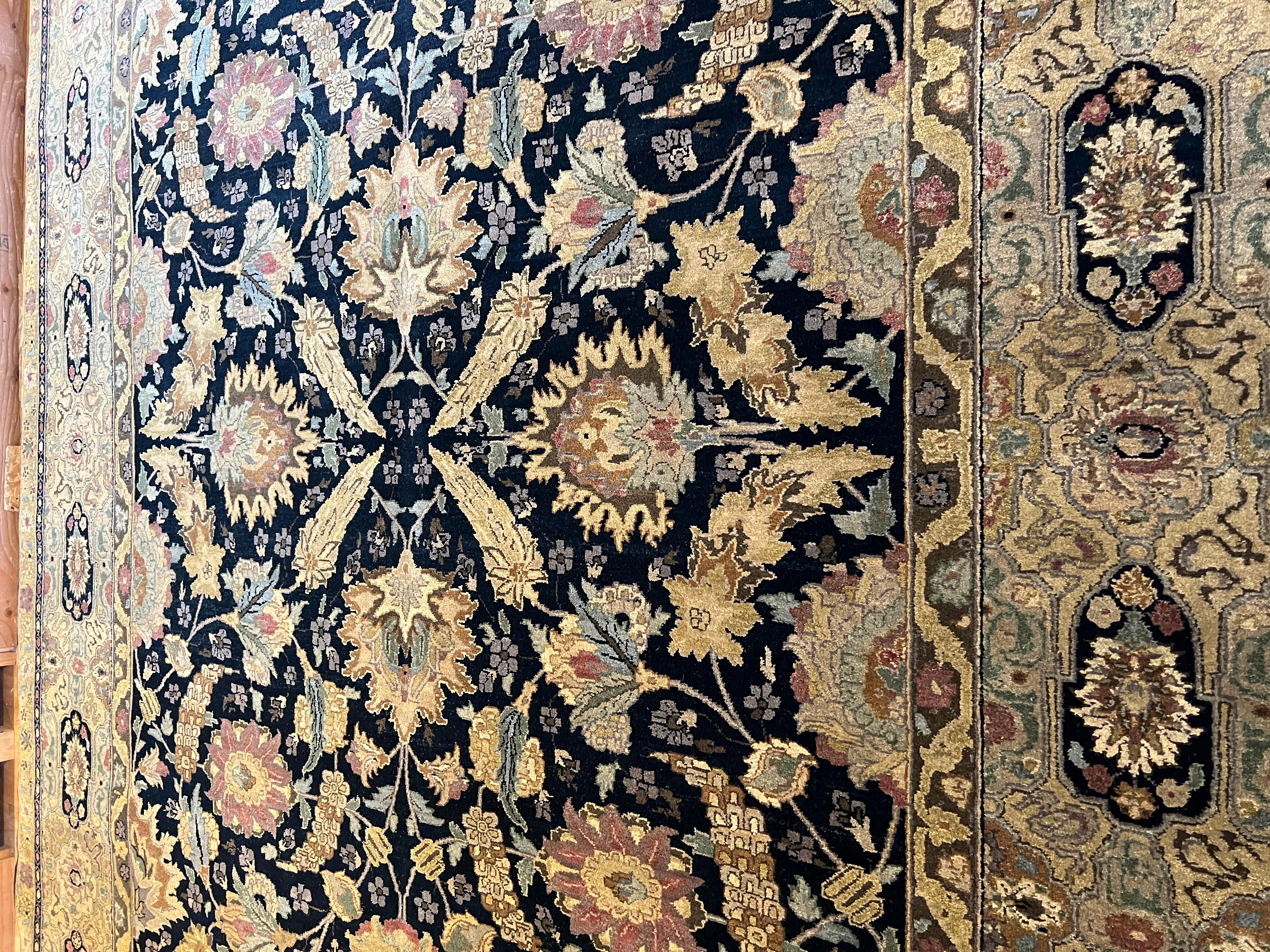 9'x12' Ivory and Black Floral Design Rug In New Condition For Sale In Los Angeles, CA