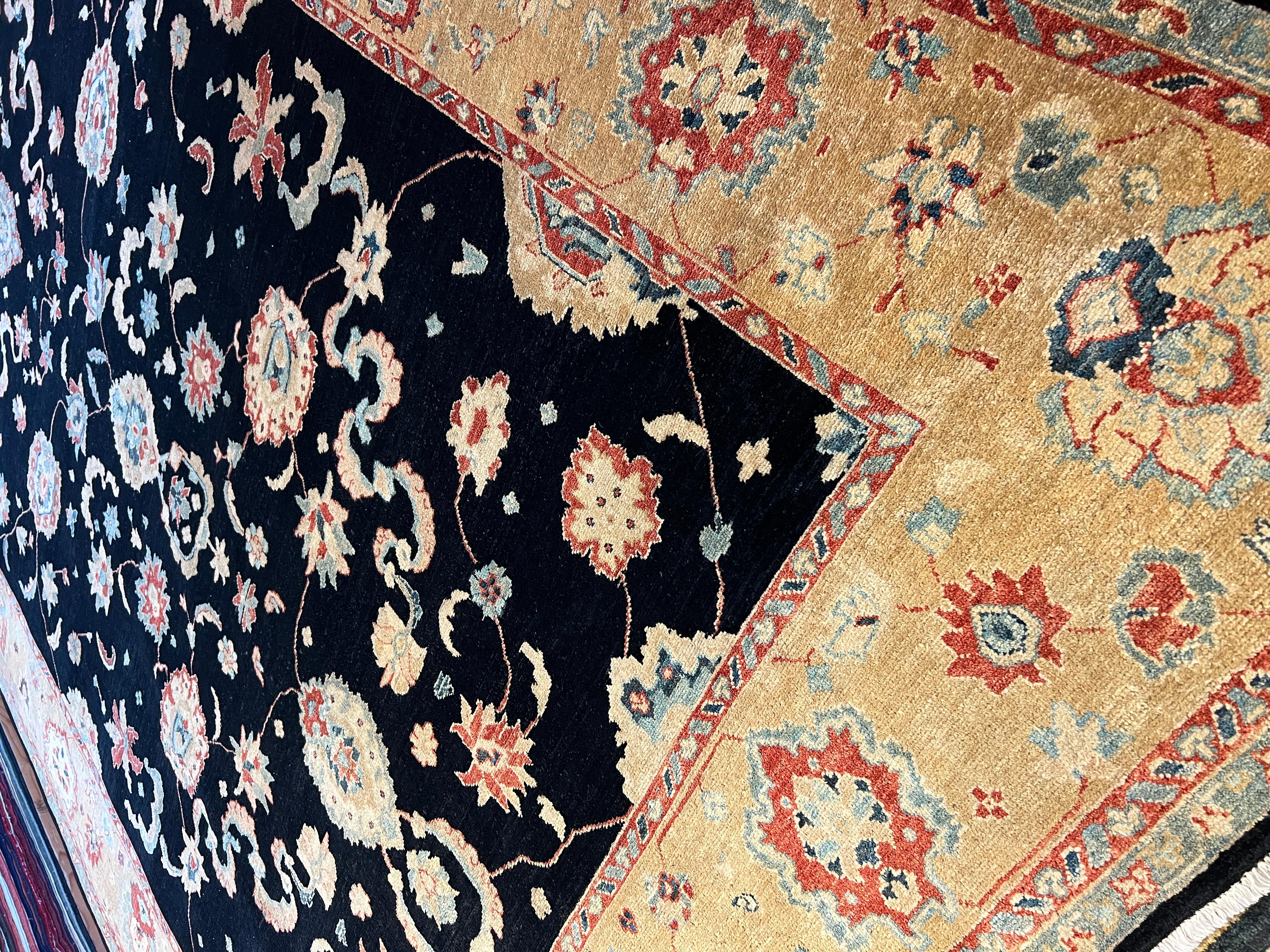 Lana Tappeto 9'x12' avorio e nero con design floreale in vendita