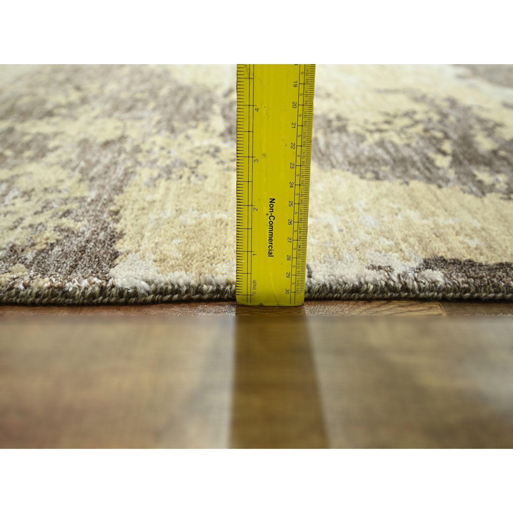 Tapis en laine et soie nouée à la main 9'x12' Ivoire et marron Modern Design/One en vente 2
