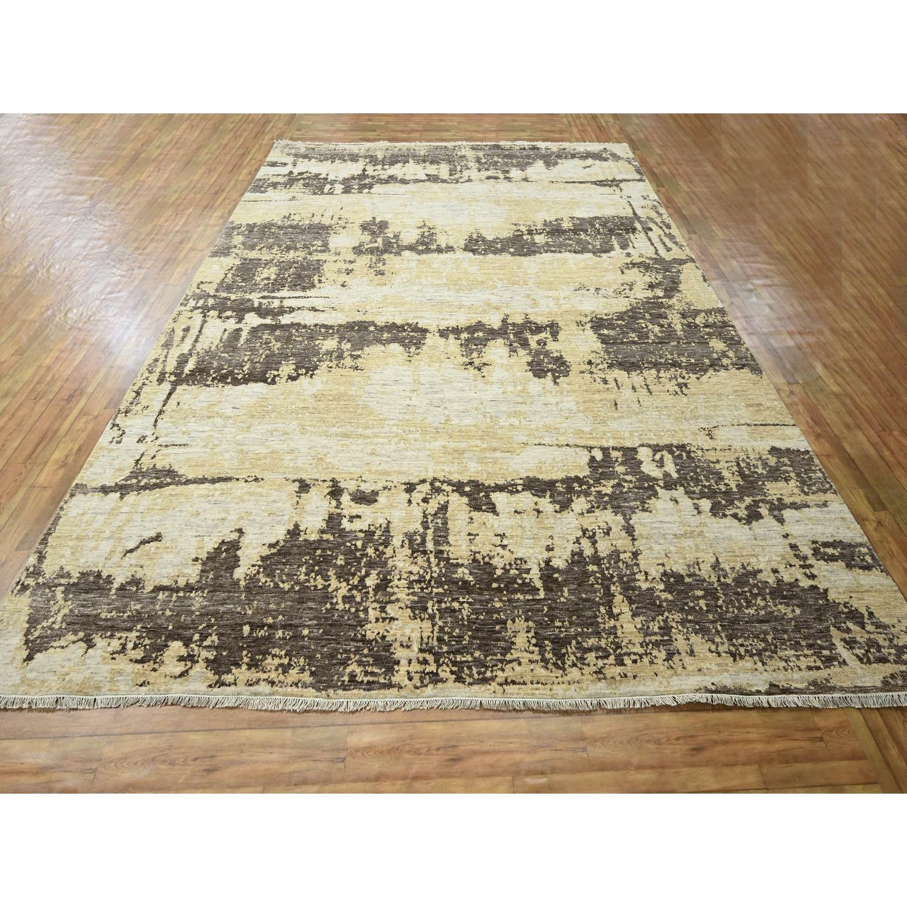 Ivoire et brun chocolat, By Design Modern/One avec des couleurs naturelles, noué à la main, laine et soie, tapis d'Orient
Matériaux primaires : Laine et soie
Latex : Pas de poils 
hauteur : 0,25 pouces
Style : Contemporain
Couleur primaire :
