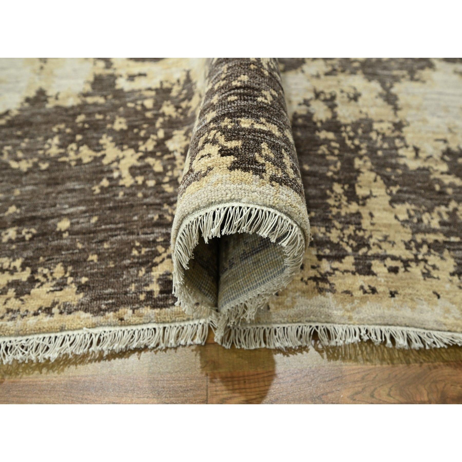 Noué à la main Tapis en laine et soie nouée à la main 9'x12' Ivoire et marron Modern Design/One en vente