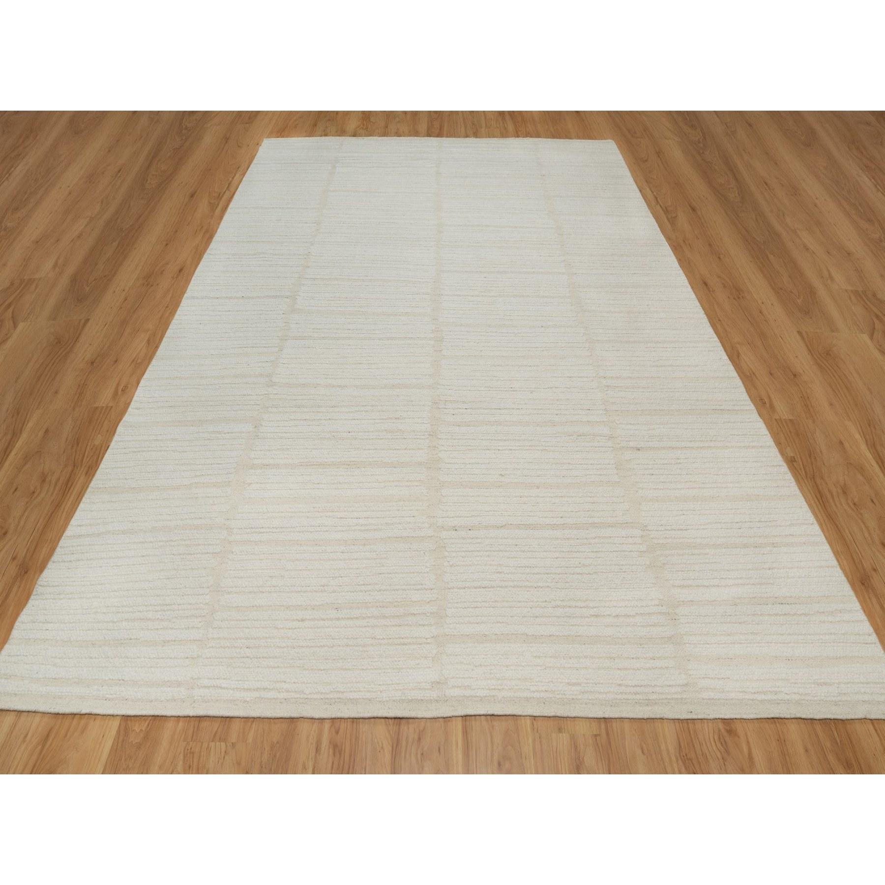Perlweiß, Flachgewebe mit Flor, Ton in Ton, ungefärbte natürliche Wolle, strukturiert, handgewebt, Orientteppich
Primäre MATERIALIEN: Wolle
Latex: Kein Flor 
Höhe: 0,25 Zoll
Stil: AM Contemporary
Grundfarbe: Elfenbein
Sekundärfarben: Keine
Muster: