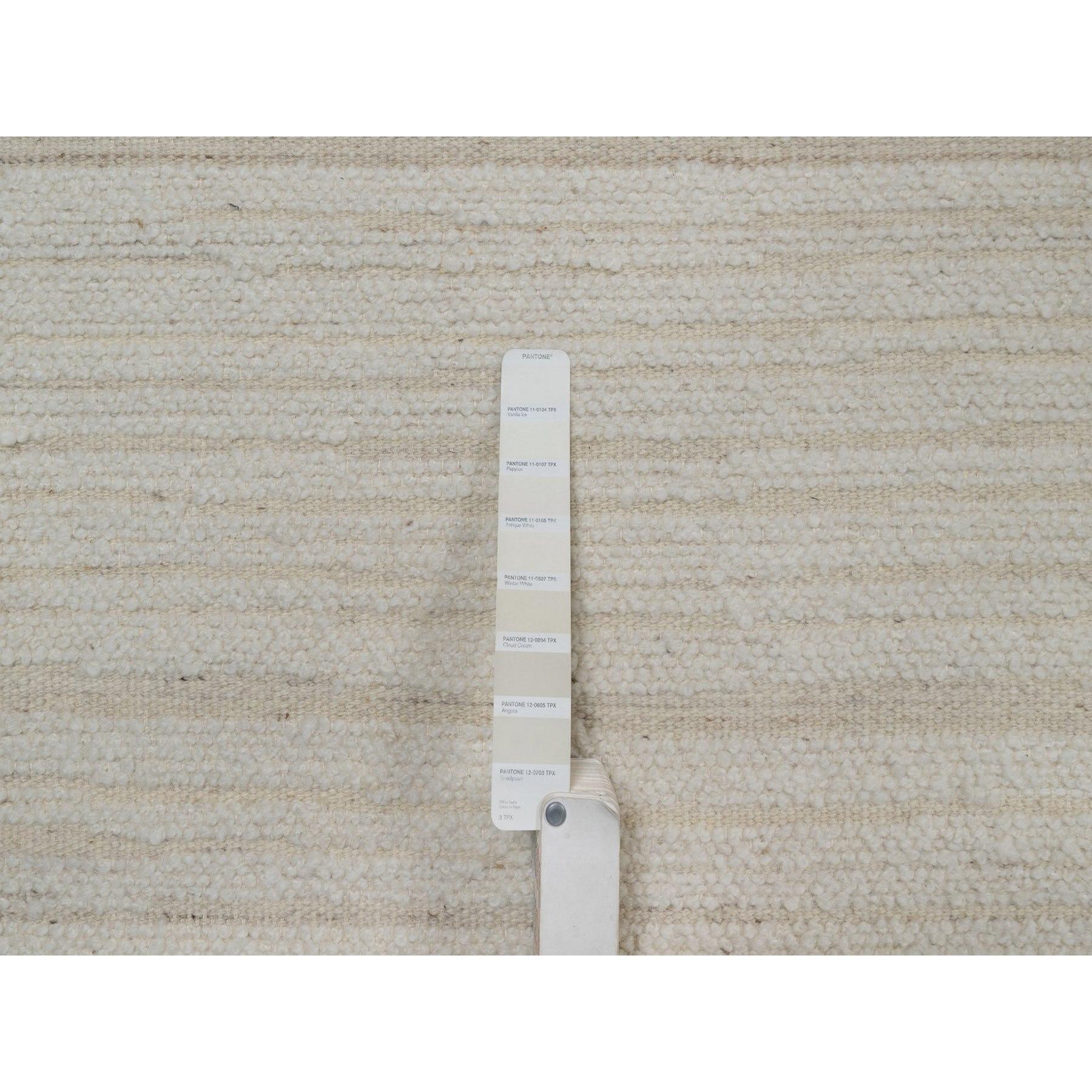9'x12' Elfenbeinfarbenes Flachgewebe mit Flor, Ton in Ton, handgewebter Teppich aus natürlicher Wolle (21. Jahrhundert und zeitgenössisch) im Angebot