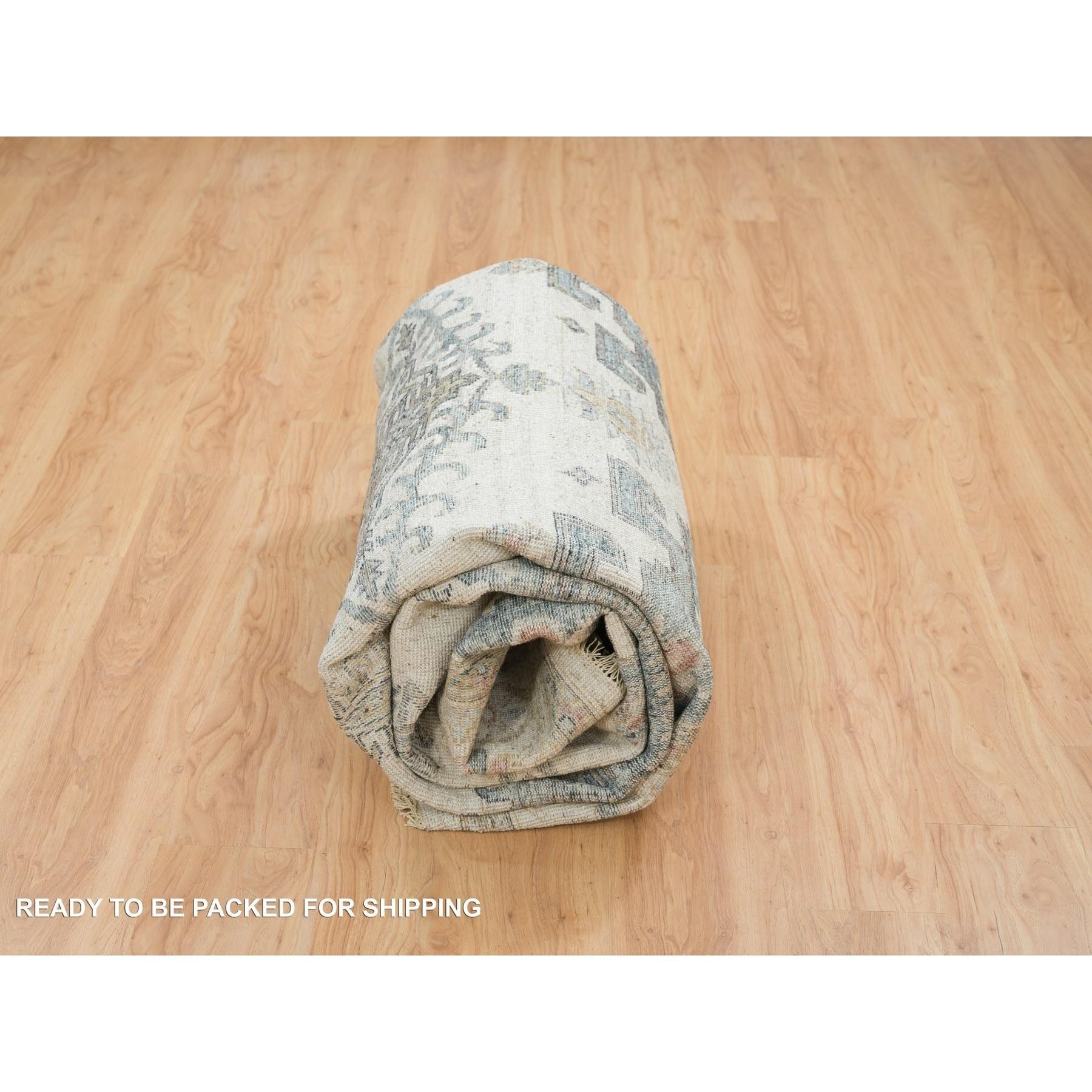 9'x12' Ivoire Reimagined Persian Viss Design Soft Wool Tapis d'Orient noué à la main en vente 2