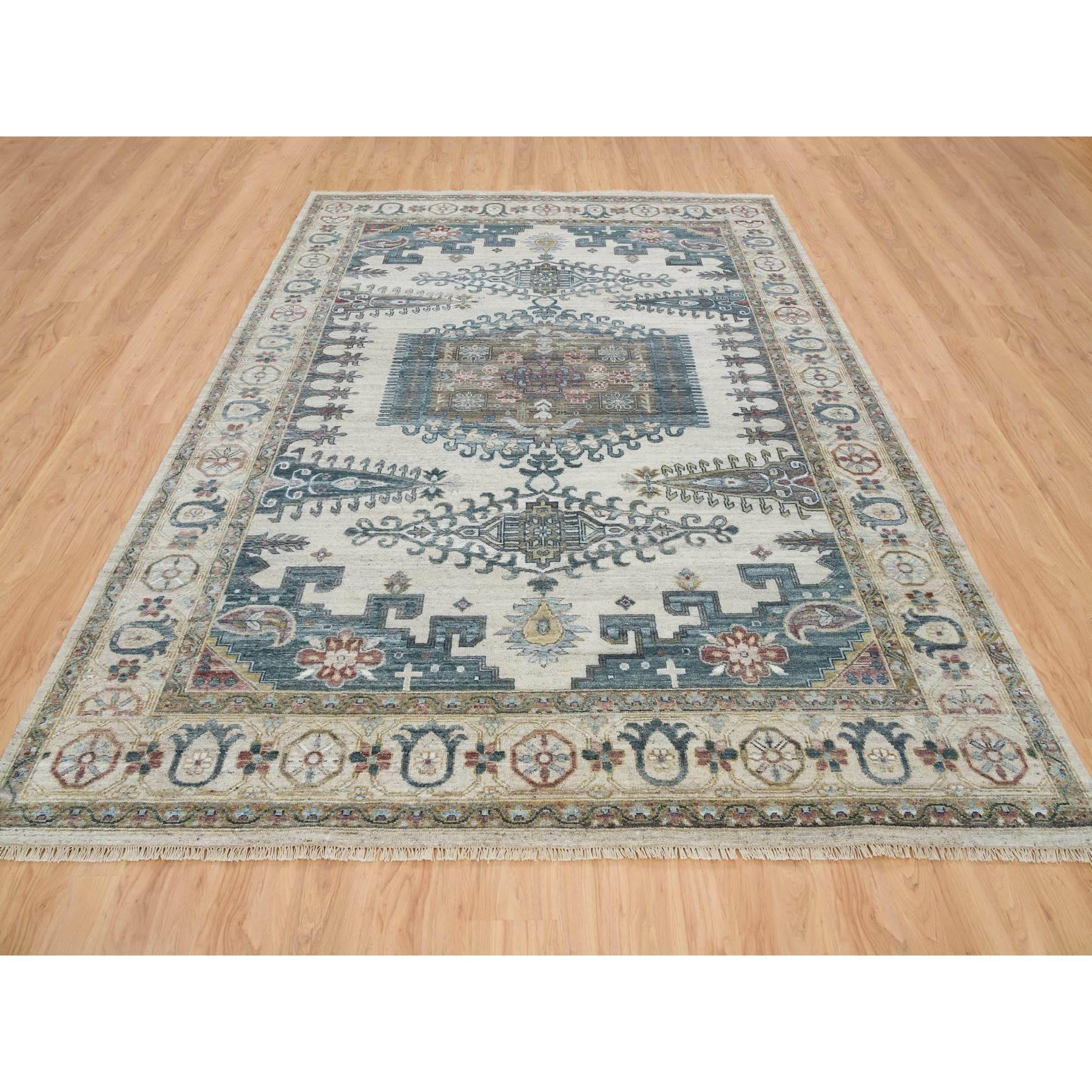 Tribal 9'x12' Ivoire Reimagined Persian Viss Design Soft Wool Tapis d'Orient noué à la main en vente