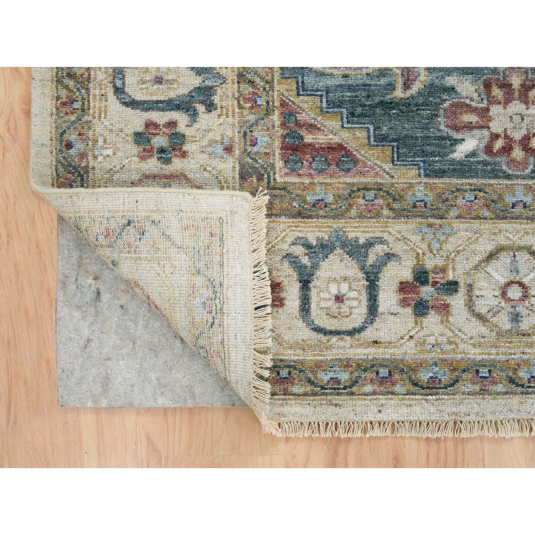 Noué à la main 9'x12' Ivoire Reimagined Persian Viss Design Soft Wool Tapis d'Orient noué à la main en vente