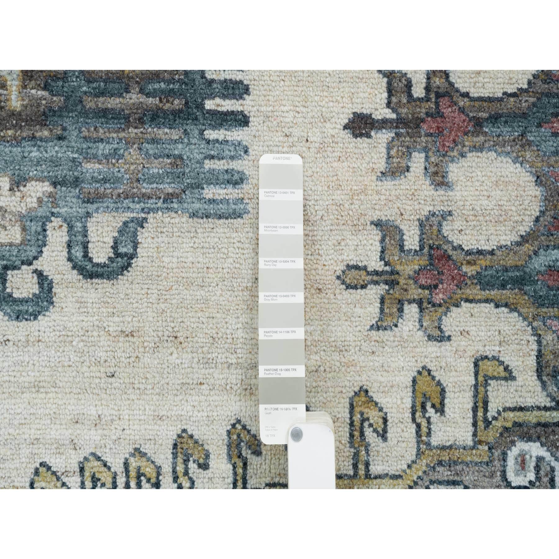 Laine 9'x12' Ivoire Reimagined Persian Viss Design Soft Wool Tapis d'Orient noué à la main en vente