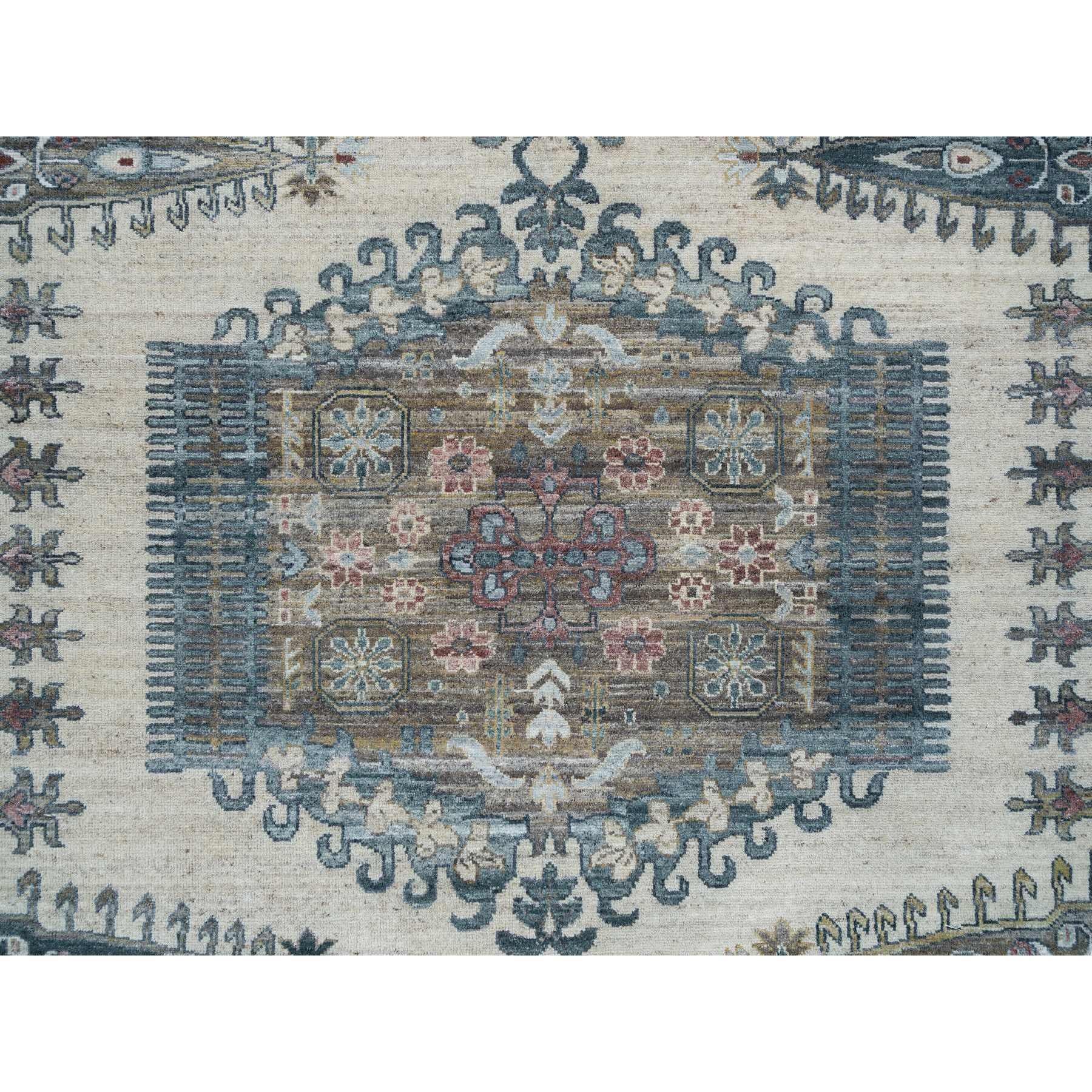 9'x12' Ivoire Reimagined Persian Viss Design Soft Wool Tapis d'Orient noué à la main en vente 1