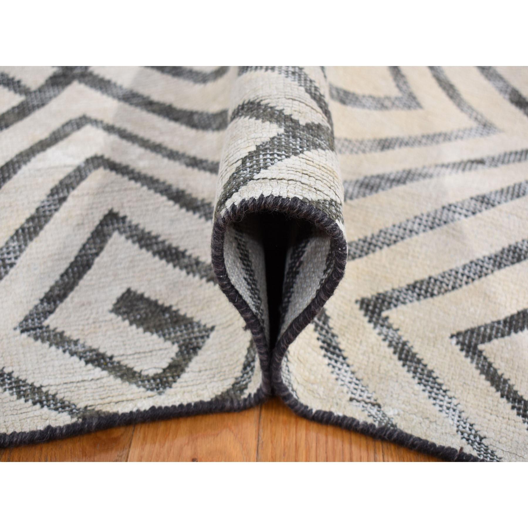 9'x12' Elfenbein Römische Schlüsselquadrate Design Handgeknüpfter Teppich aus reiner Seide mit Wolle (21. Jahrhundert und zeitgenössisch) im Angebot