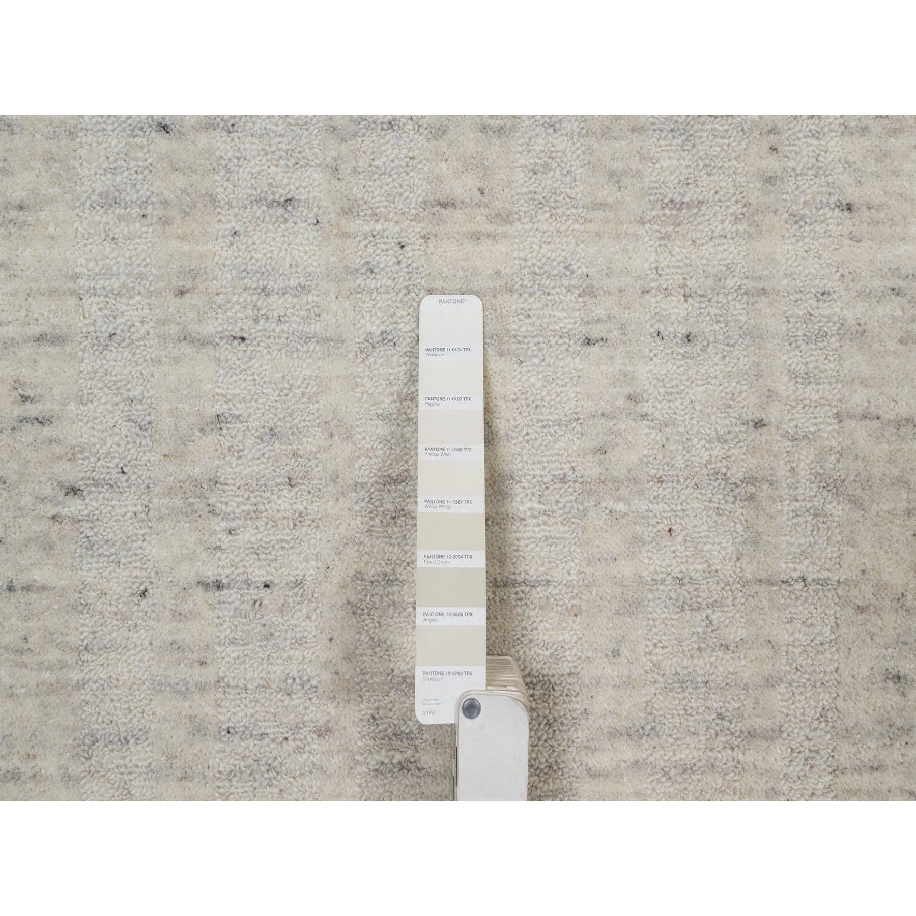 9'x12' Ivory Undyed Natural Wool Vertical Stripes Design Hand Loomed Rug (21. Jahrhundert und zeitgenössisch) im Angebot