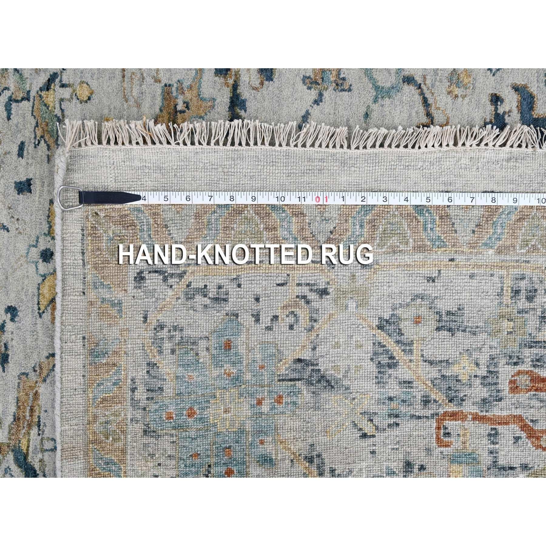 9'x12' Hellgrauer handgeknüpfter orientalischer Teppich aus Wolle mit gerafftem, gerafftem Heriztem Design im Angebot 4