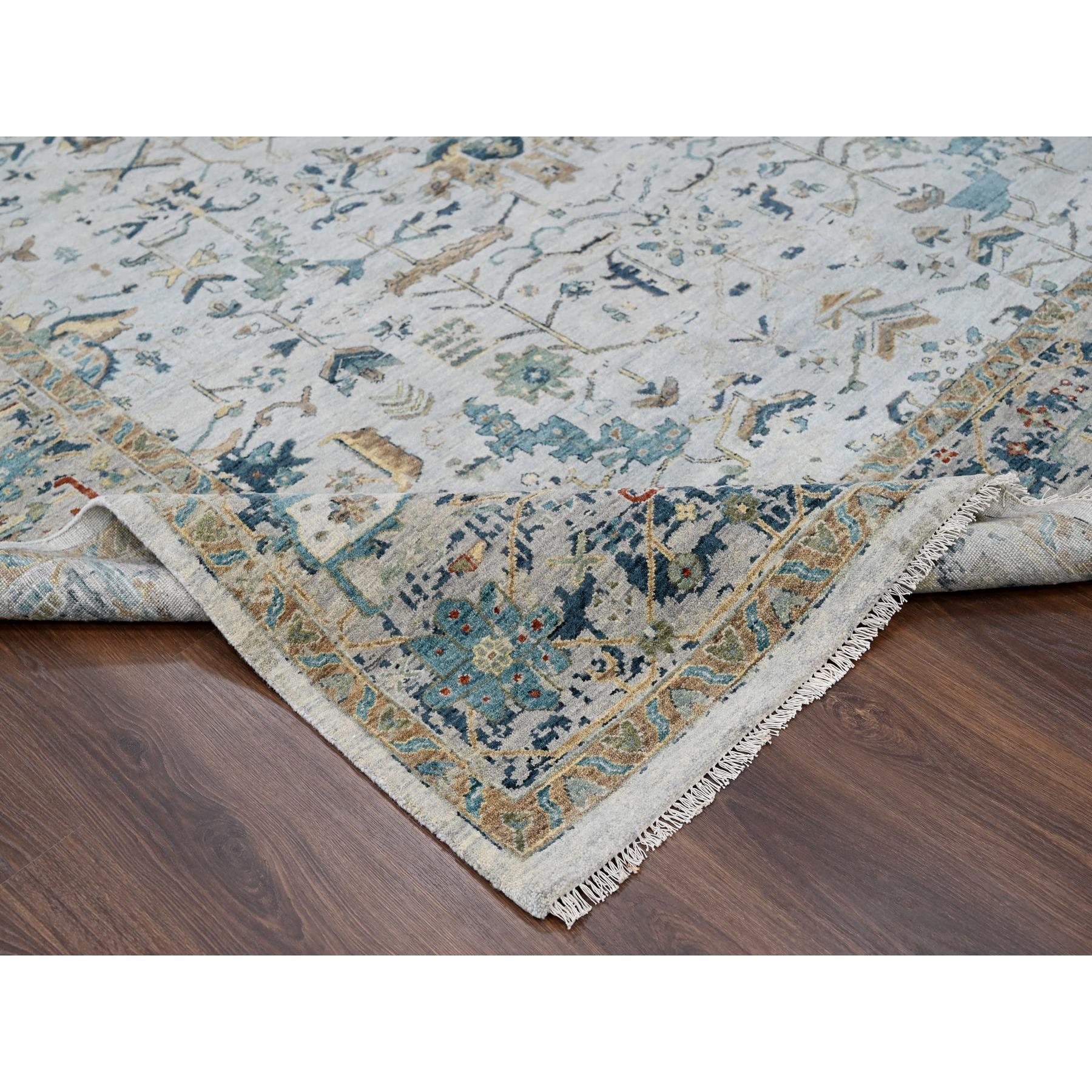 9'x12' Hellgrauer handgeknüpfter orientalischer Teppich aus Wolle mit gerafftem, gerafftem Heriztem Design im Zustand „Neu“ im Angebot in Carlstadt, NJ