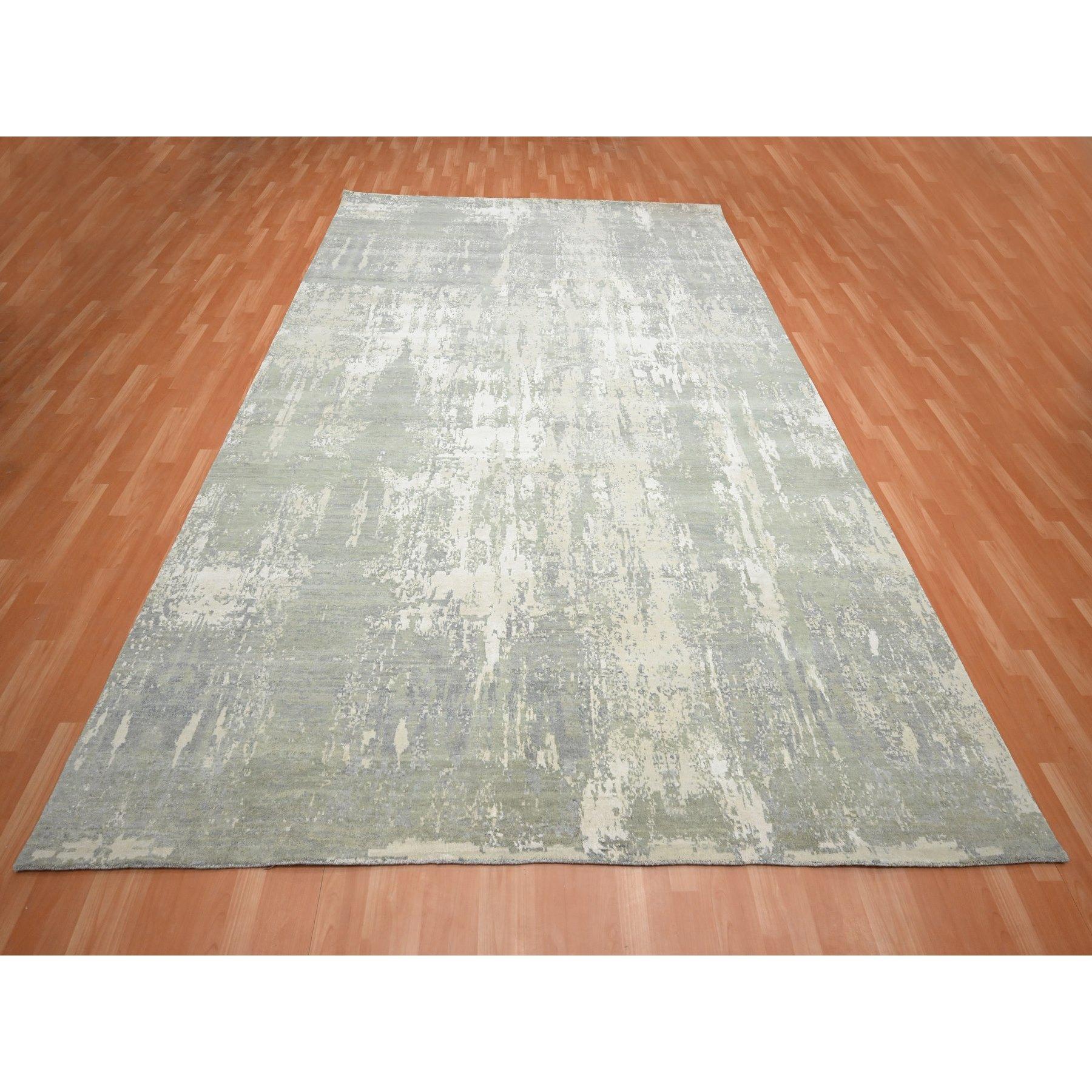 Tappeto orientale in lana e pura seta, annodato a mano, dal design astratto e moderno con colori tenui.
Materiali primari: Lana e seta
Lattice: No Pile 
altezza: 0,25 pollici
Stile: Contemporaneo
Colore primario: Grigio
Colori secondari: Avorio,
