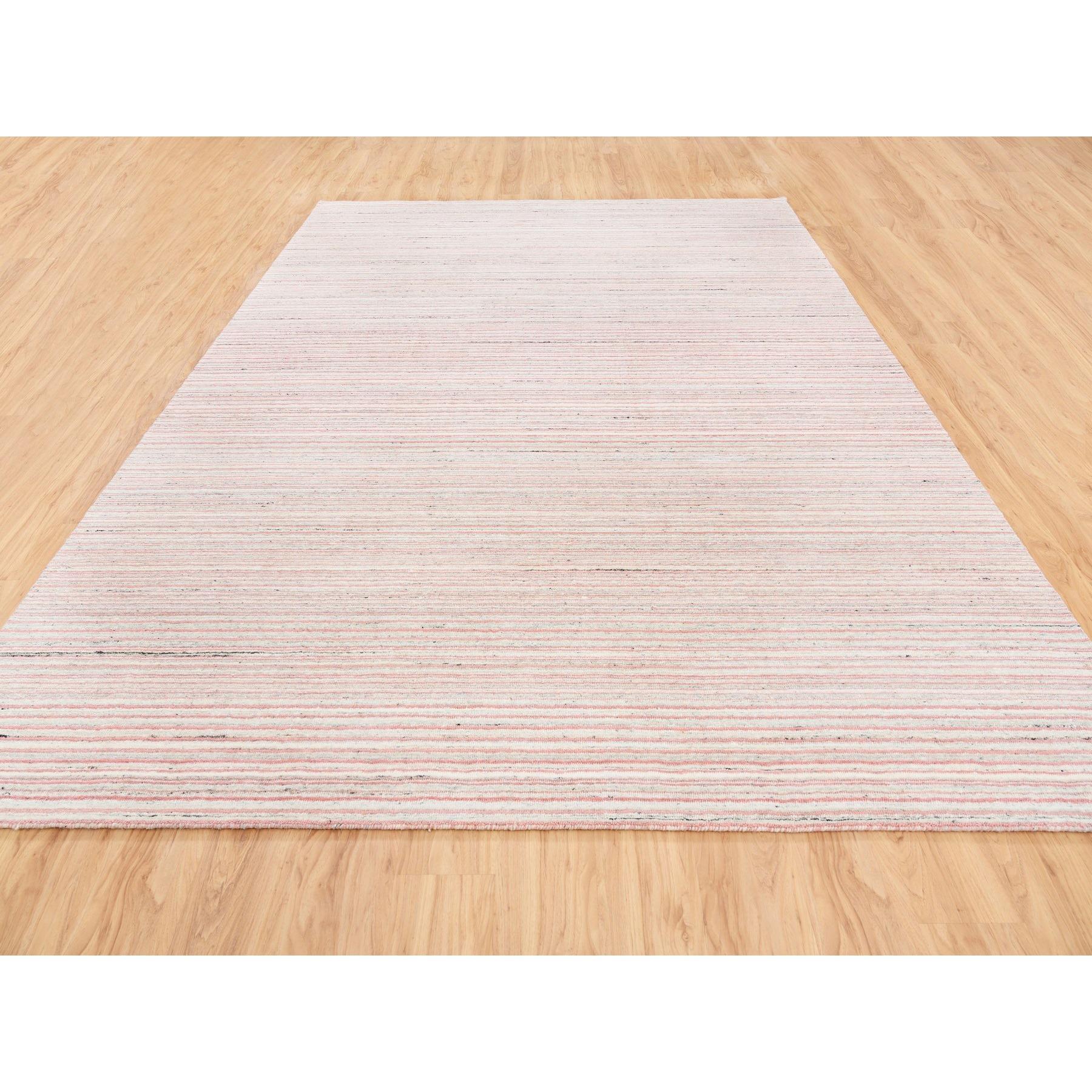 Dies ist eine wirklich echte one-of-a-kind Modern Design Plain Elfenbein mit korallenroten natürlichen Wolle Hand Loomed Oriental Rug. Es wurde monatelang von erfahrenen Handwerkern in der jahrhundertealten persischen Webtechnik gewebt.
Primäre