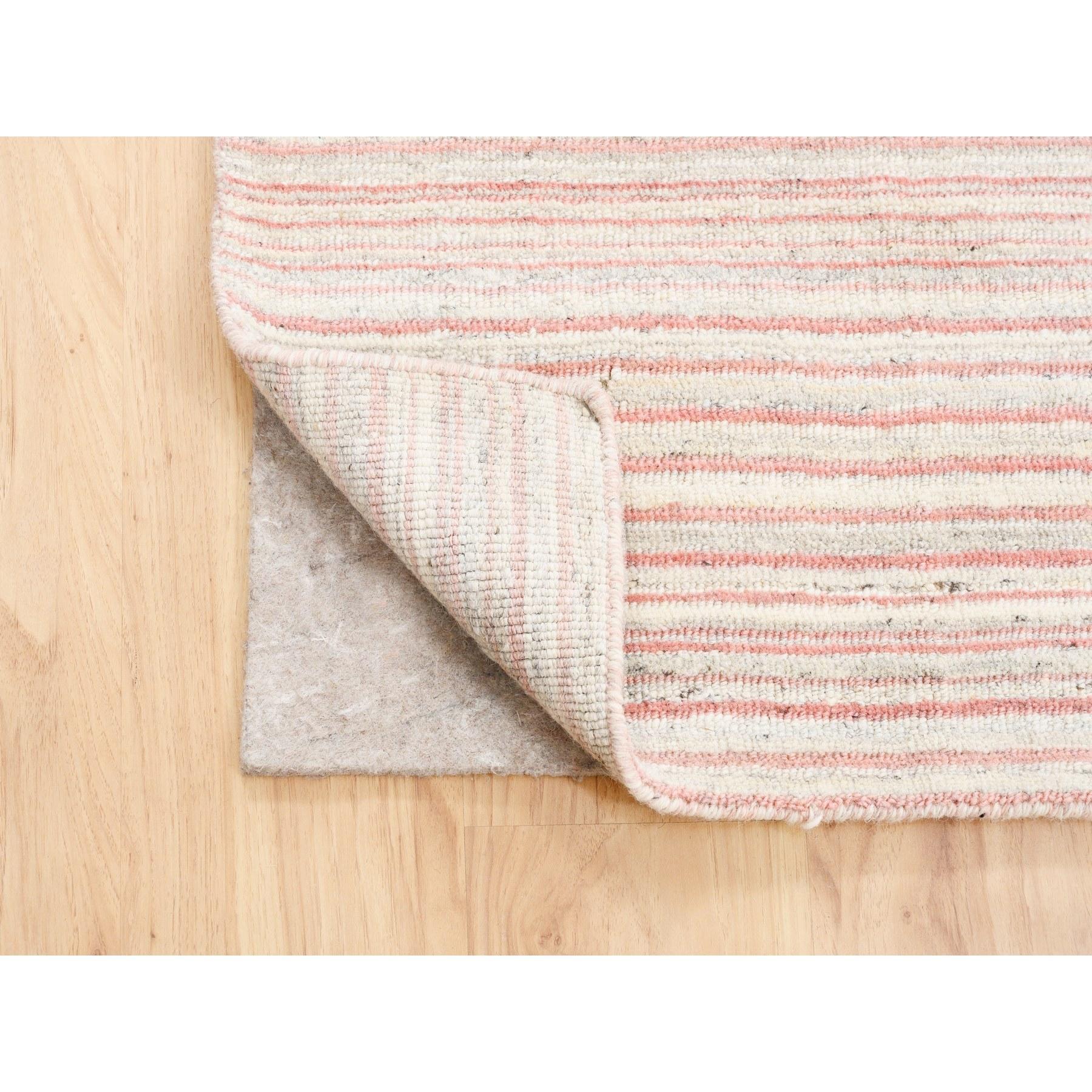 9'x12' Modernes Design Einfarbig elfenbeinfarben mit korallenroter, natürlicher Wolle, handgewobener Teppich (Handgeknüpft) im Angebot