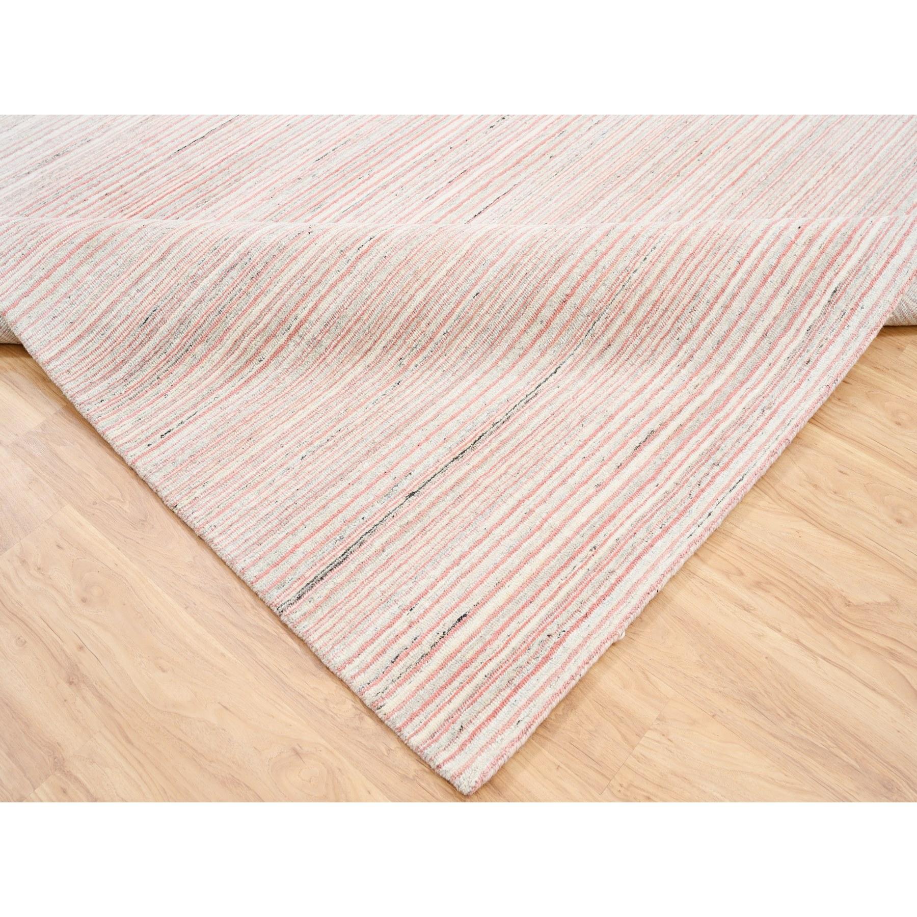 9'x12' Modernes Design Einfarbig elfenbeinfarben mit korallenroter, natürlicher Wolle, handgewobener Teppich (21. Jahrhundert und zeitgenössisch) im Angebot
