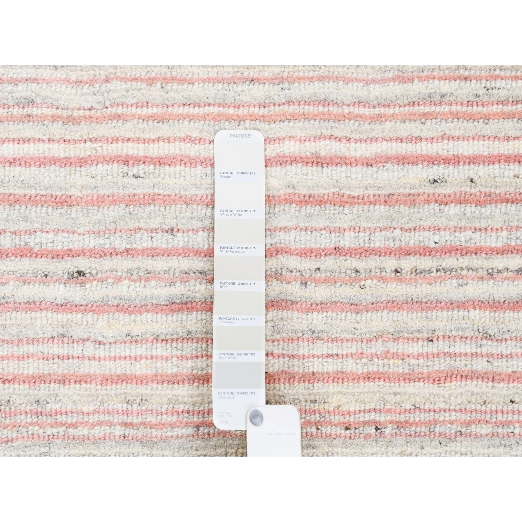 9'x12' Modernes Design Einfarbig elfenbeinfarben mit korallenroter, natürlicher Wolle, handgewobener Teppich im Angebot 1