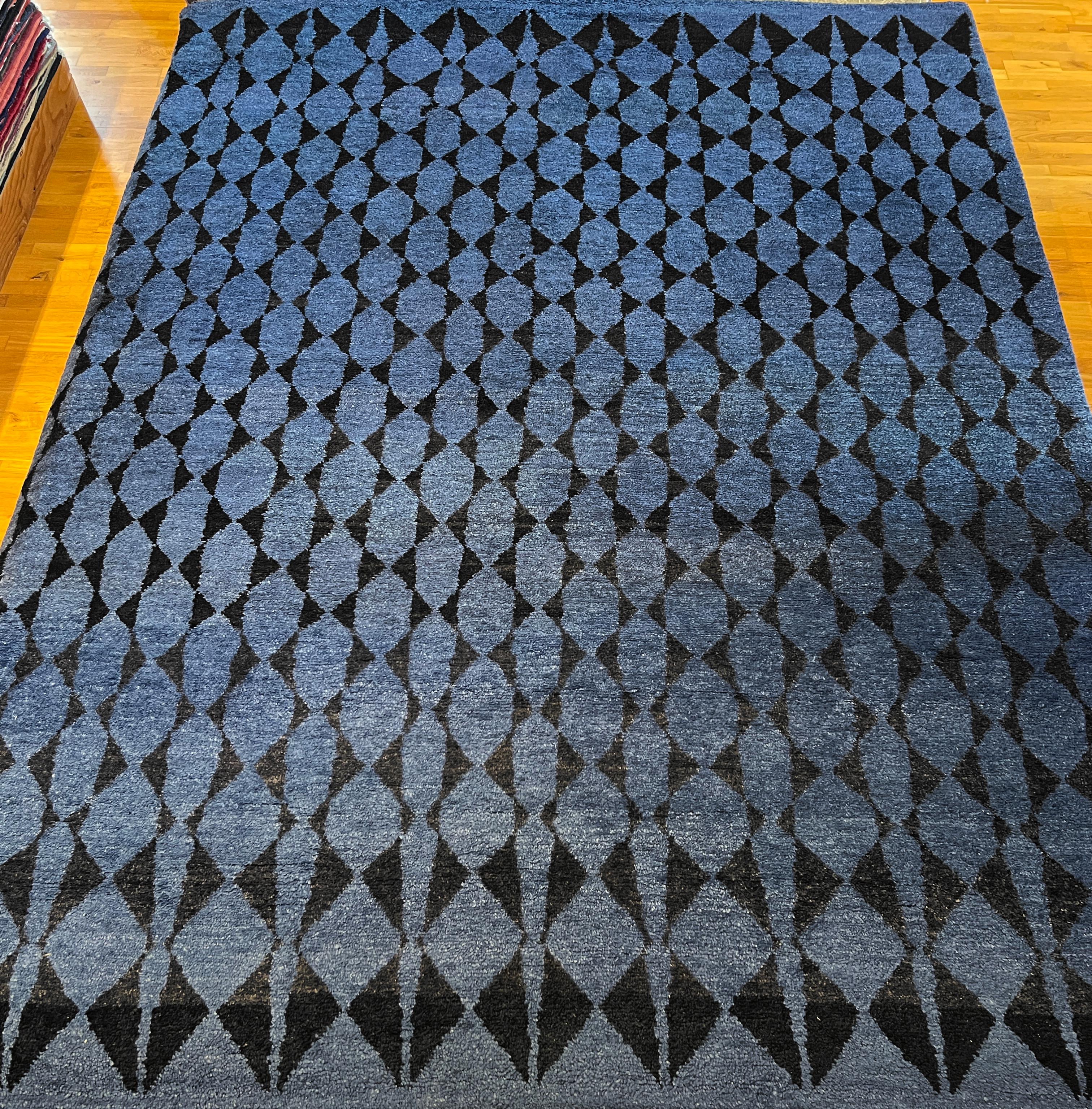 Moderner marokkanischer 9'x12'-Teppich in Marineblau im Zustand „Neu“ im Angebot in Los Angeles, CA