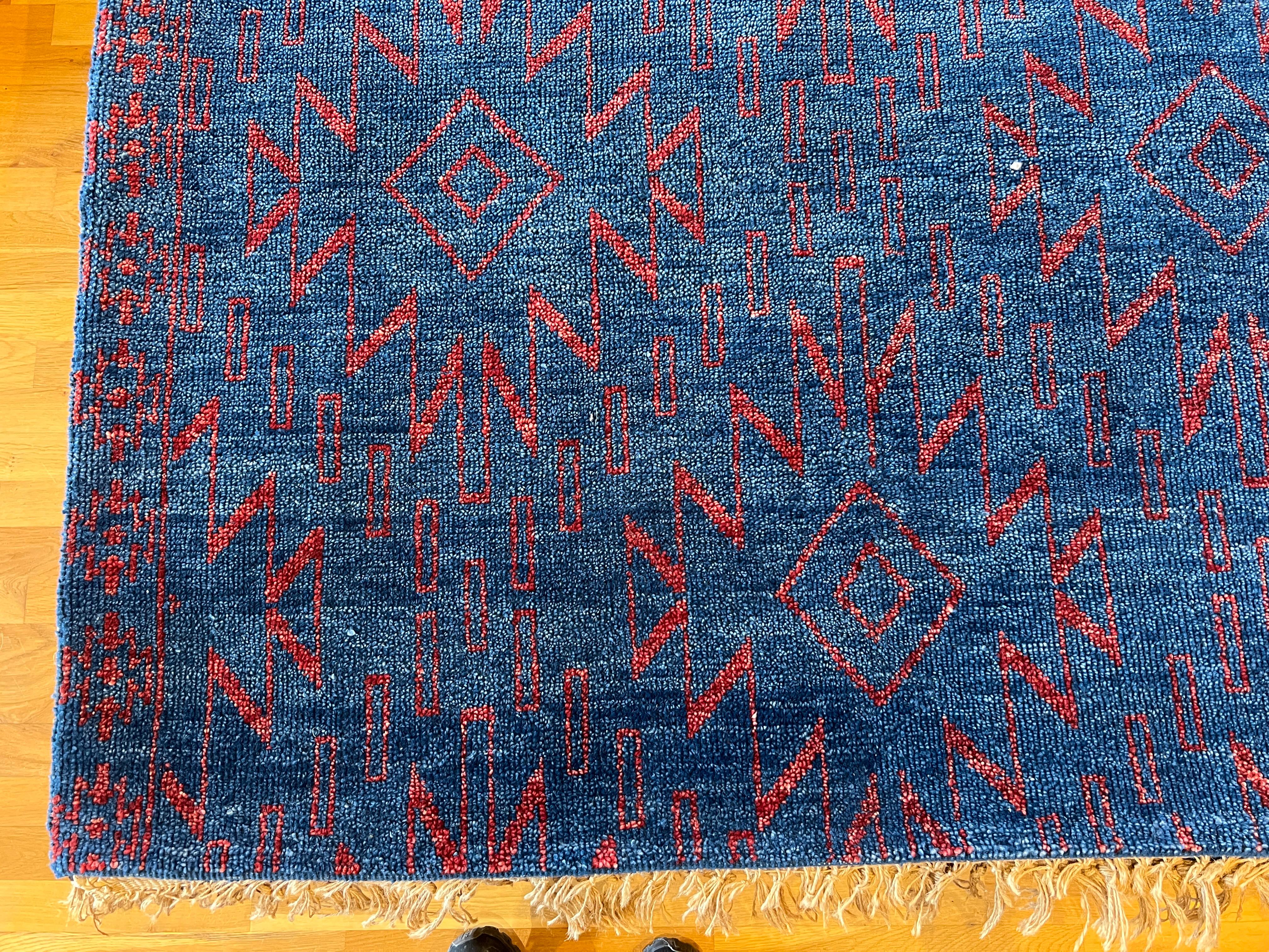 Laine Tapis marocain moderne bleu marine de 9'x12' en vente
