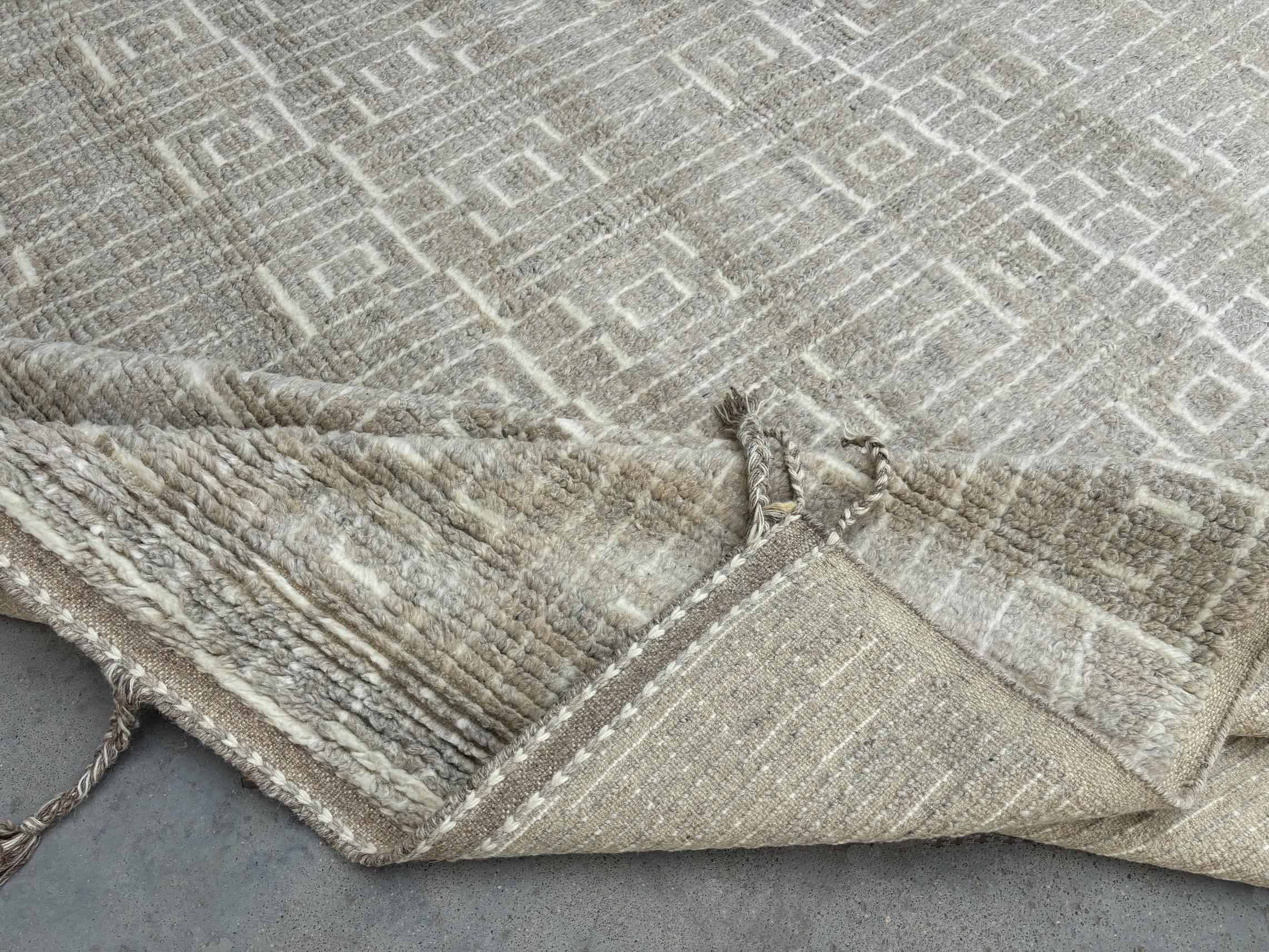 Alfombra hecha a mano de diseño marroquí de 9'x12'. 100% lana natural. Opciones personalizadas disponibles en Nuevo estado para la venta en Spring Valley, NY