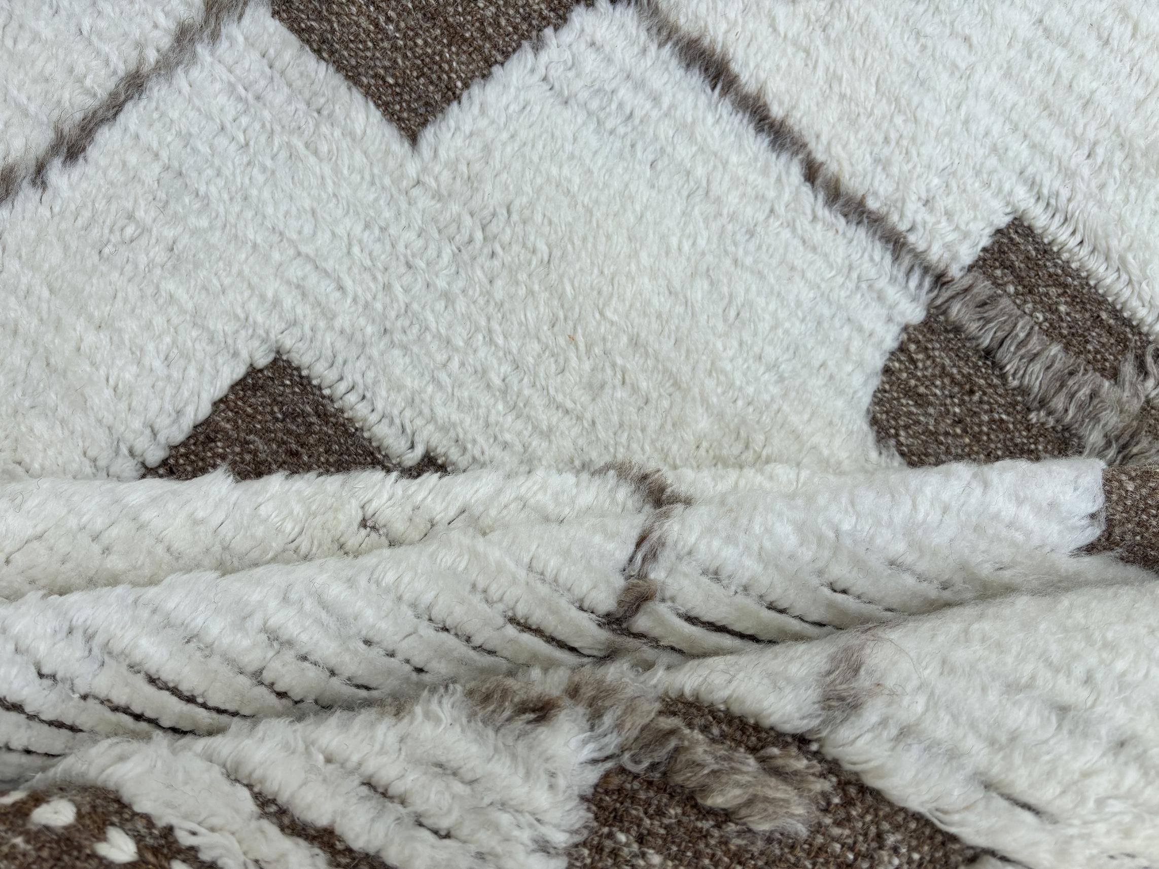 Annodato a mano Tappeto di design marocchino fatto a mano 9'x12'. 100% Lana naturale. Opzioni personalizzate disponibili in vendita
