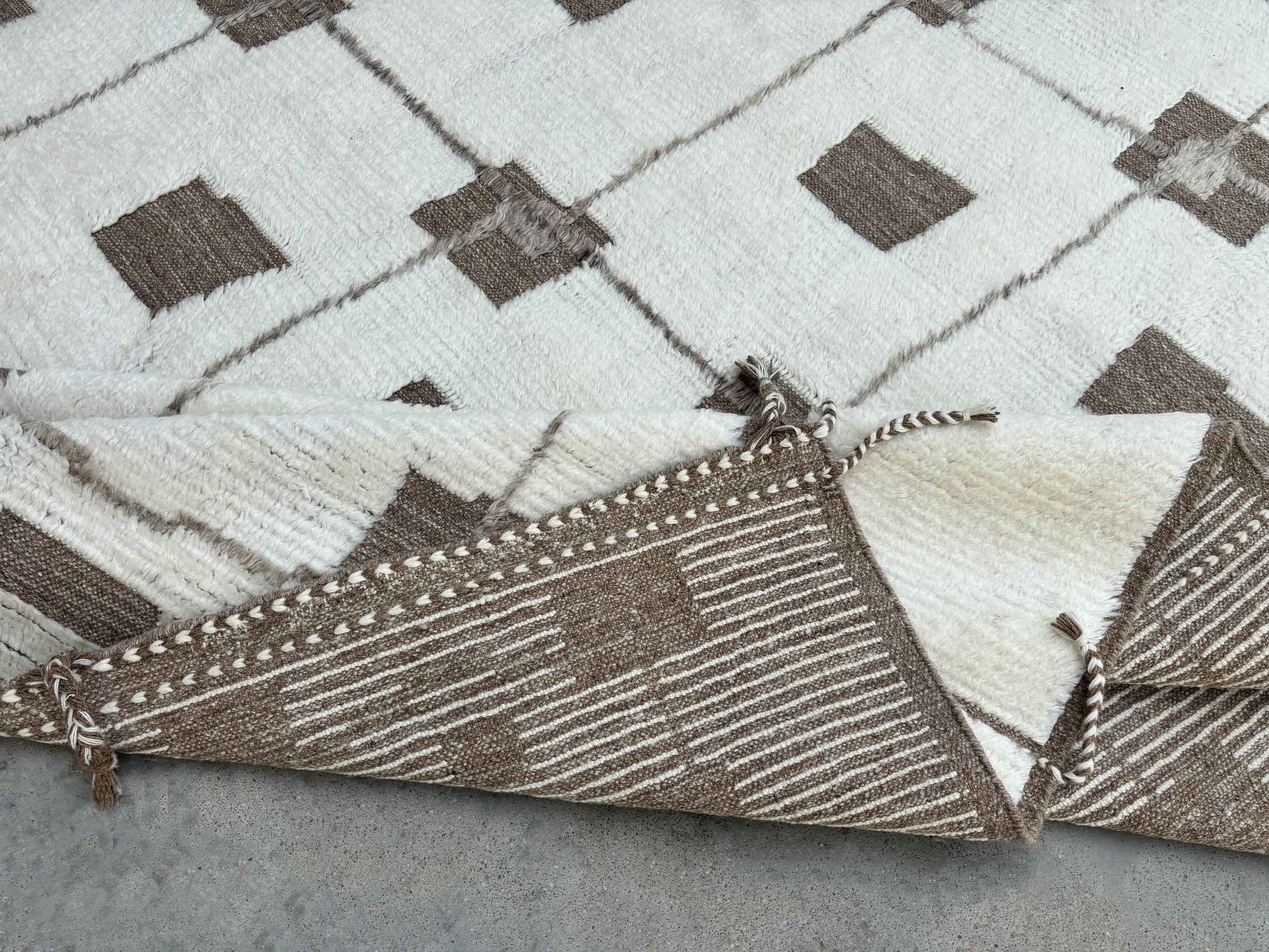 Tappeto di design marocchino fatto a mano 9'x12'. 100% Lana naturale. Opzioni personalizzate disponibili In condizioni Nuovo in vendita a Spring Valley, NY