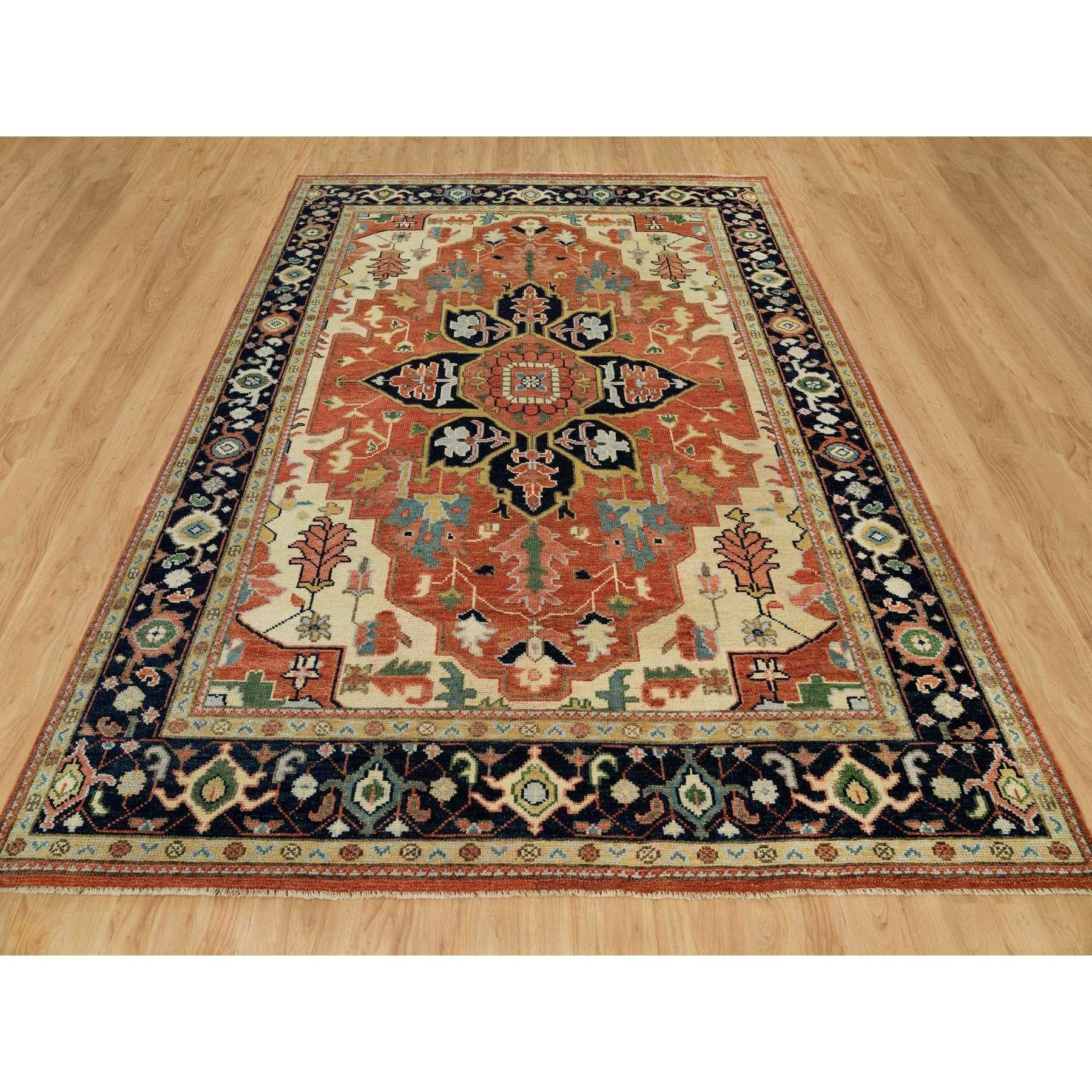 Si tratta di un autentico esemplare unico di Tappeto orientale annodato a mano Serapi Heriz Large Medallion Design in pura lana annodato a mano. È stato annodato per mesi e mesi con tecniche di tessitura secolari da esperti artigiani.
Materiali