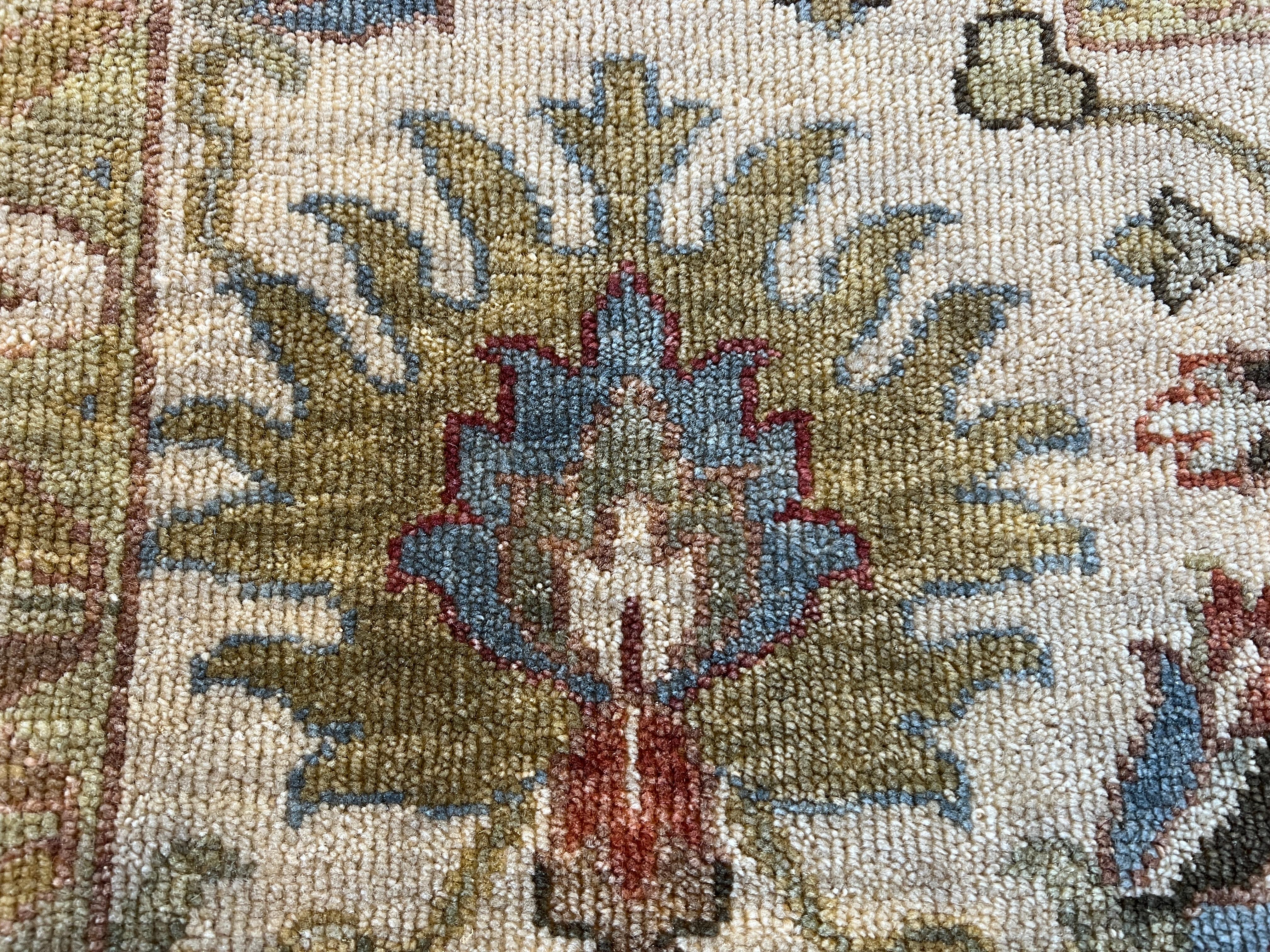 Erhöhen Sie Ihren Raum mit unserem 9'x12' persischen Design blau grau elfenbein alle Wolle handgeknüpft Teppich in Indien gemacht. Mit seinem großartigen Übergangsdesign bringt dieser Teppich Stil und luxuriösen Komfort in jeden Raum. Sie besteht