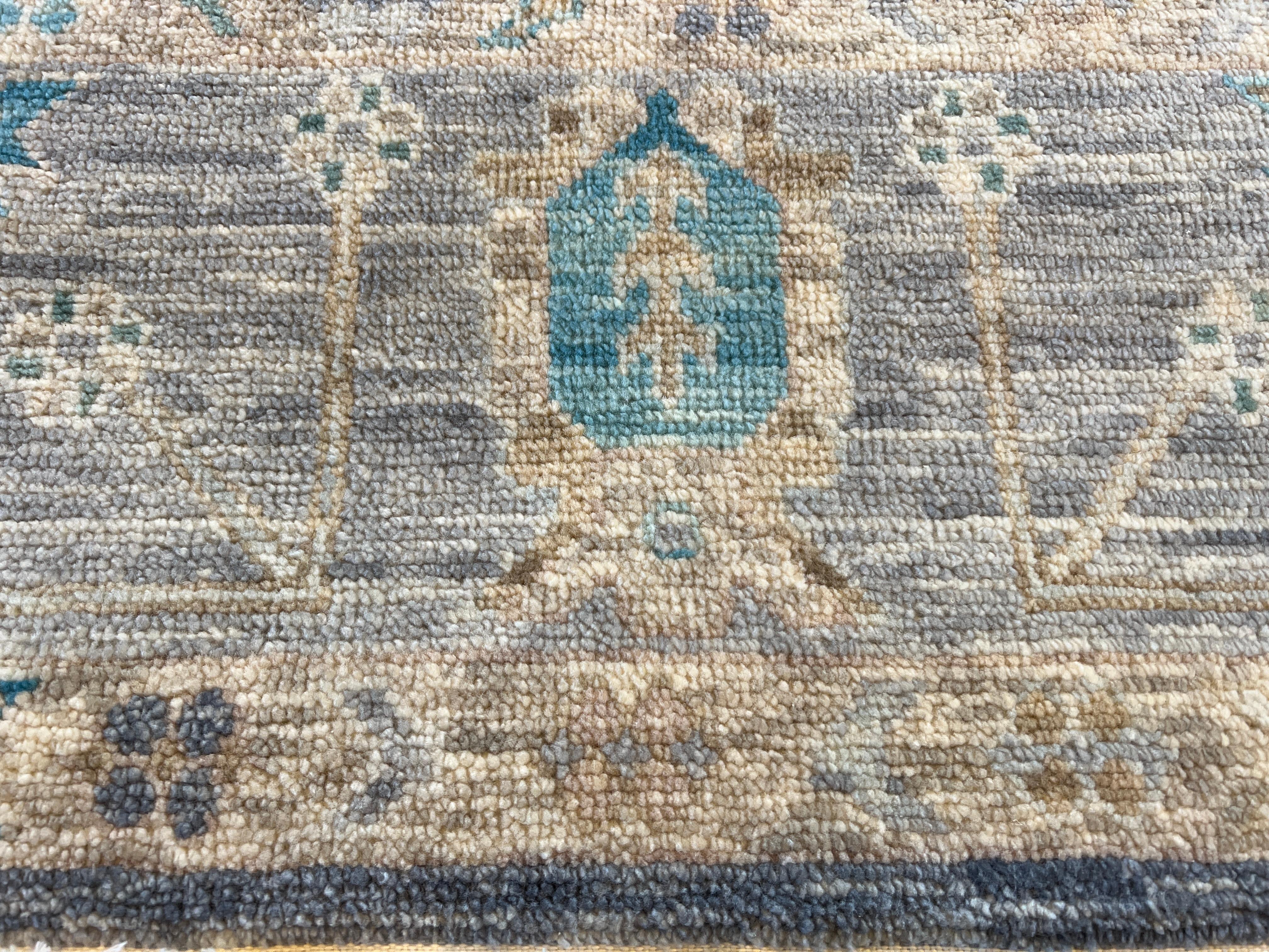 Élevez votre espace avec notre tapis 9'x12' de design persan gris ivoire entièrement en laine noué à la main en Inde. Doté d'un superbe design de transition, ce tapis ajoute du style et un confort luxueux à n'importe quelle pièce. Fabriqué en laine