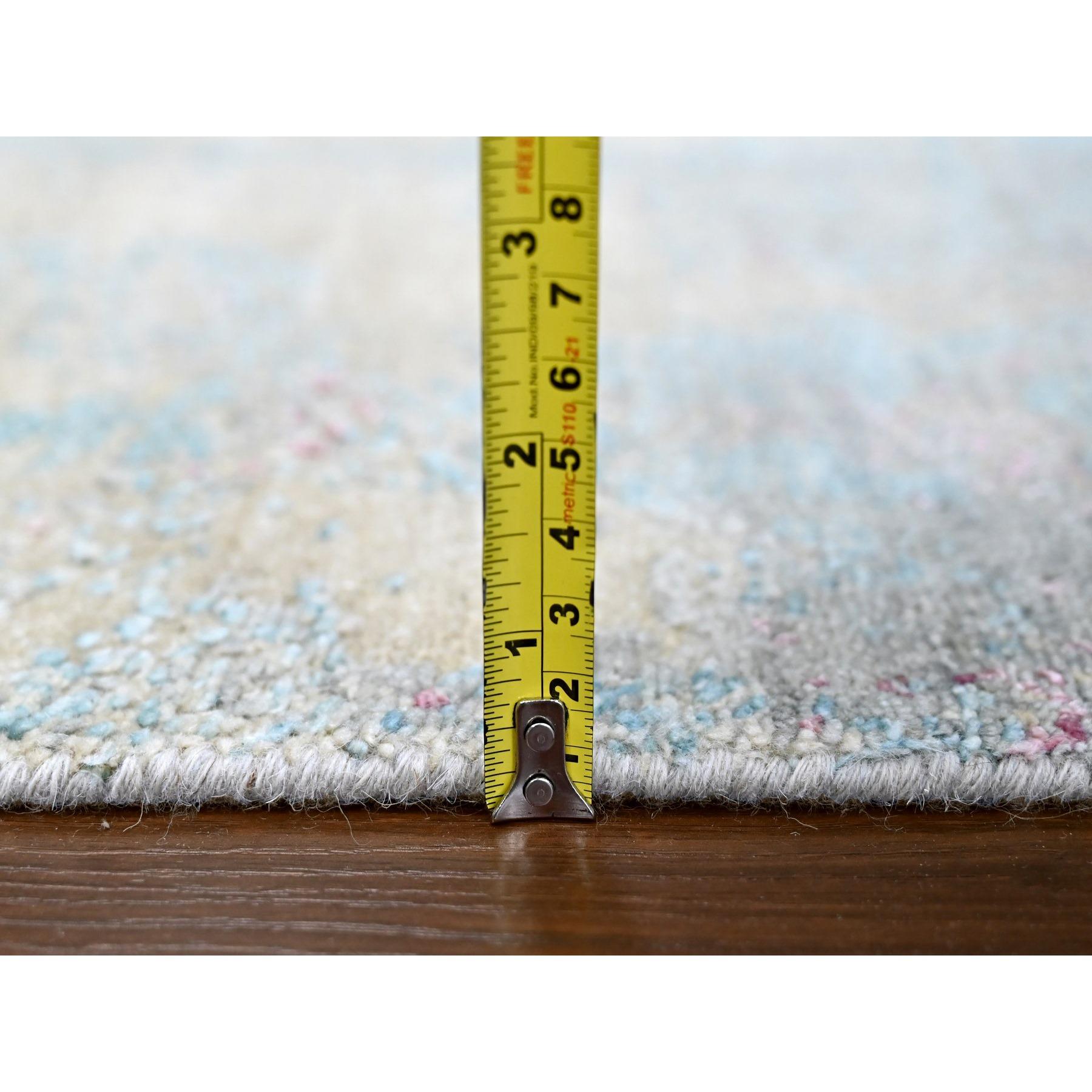 Tapis en laine et soie nouée à la main 9'x12' Jaune pastel et bleu Design/One en vente 2