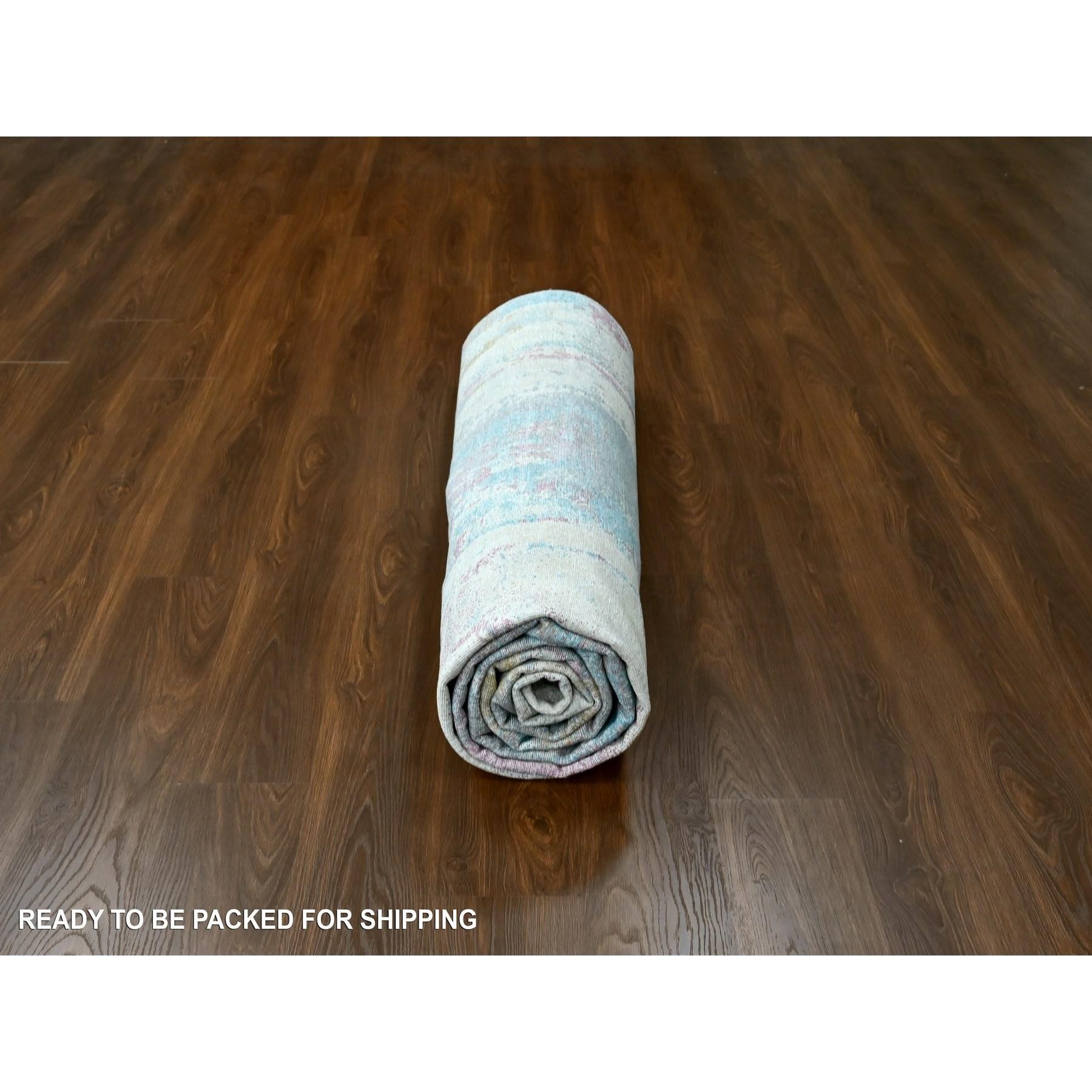 Tapis en laine et soie nouée à la main 9'x12' Jaune pastel et bleu Design/One en vente 1