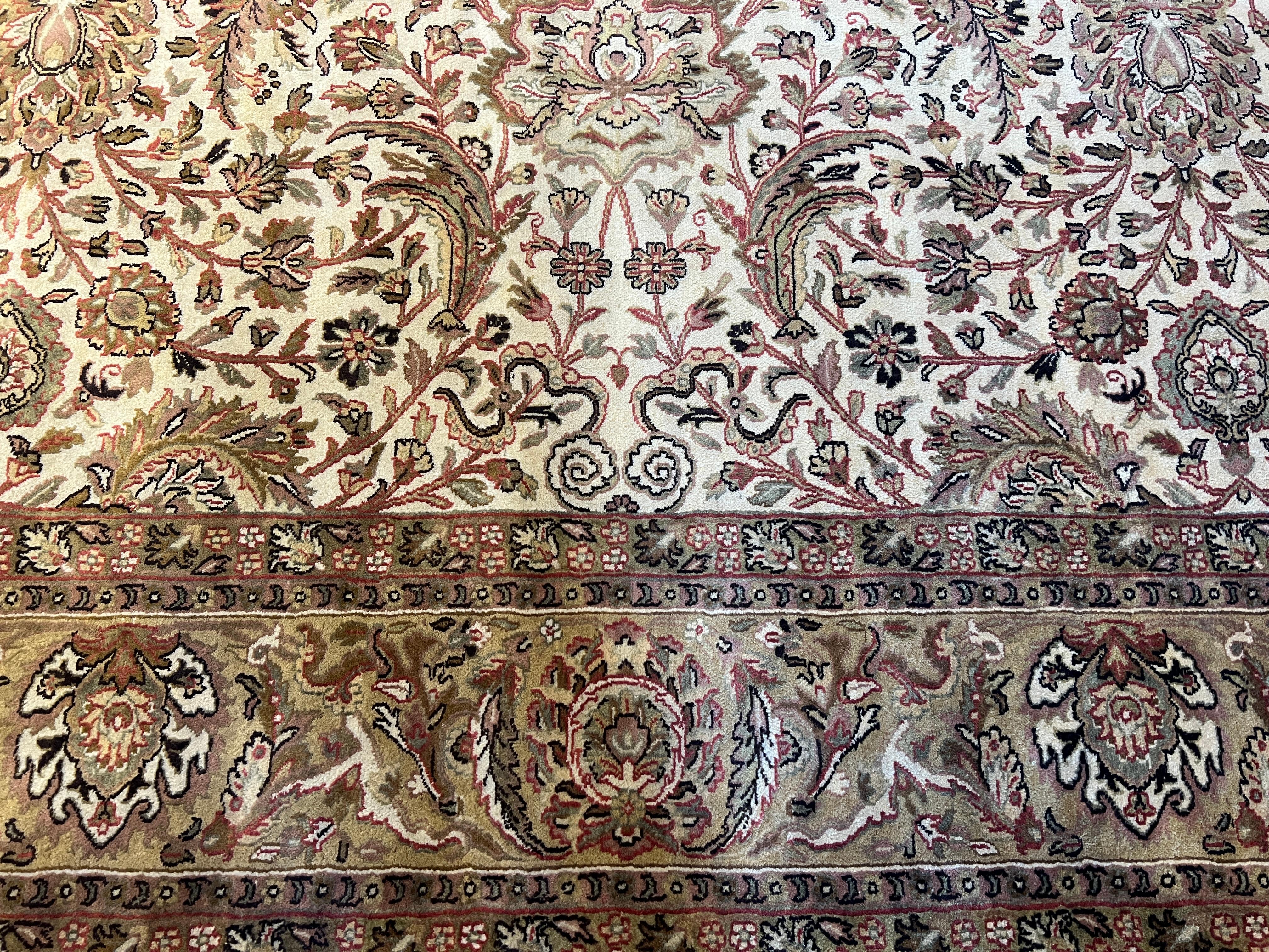 Eleva il tuo spazio con il nostro tappeto 9'x12' dal design persiano in beige tenue e oro, interamente annodato a mano e realizzato in India. Caratterizzato da un fantastico design di transizione, questo tappeto aggiunge stile e comfort di lusso a
