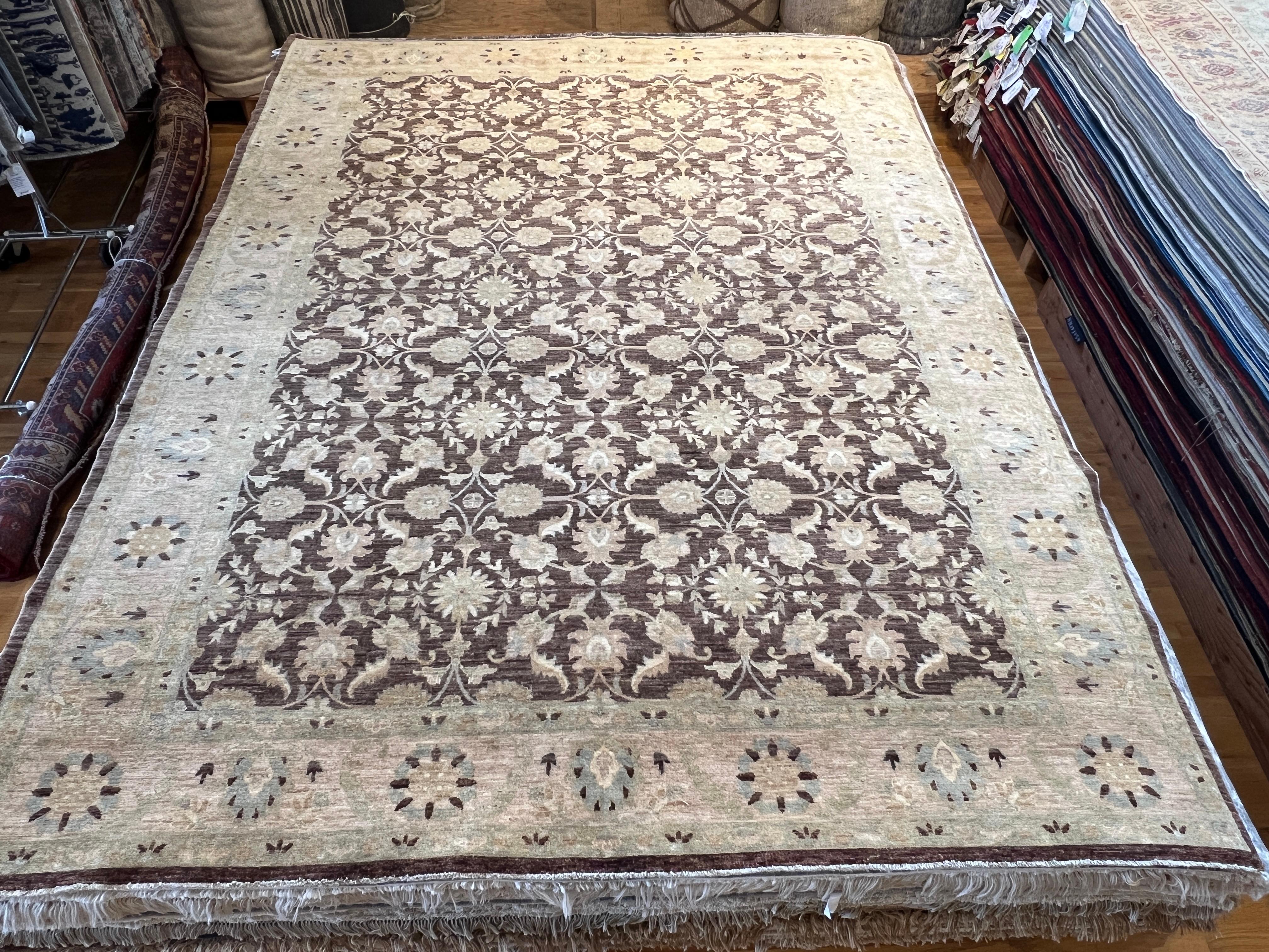 Eleva il tuo spazio con il nostro tappeto Persiano 9'x12' dal design marrone scuro, interamente annodato a mano e realizzato in Pakistan. Caratterizzato da un fantastico design di transizione, questo tappeto aggiunge stile e comfort di lusso a