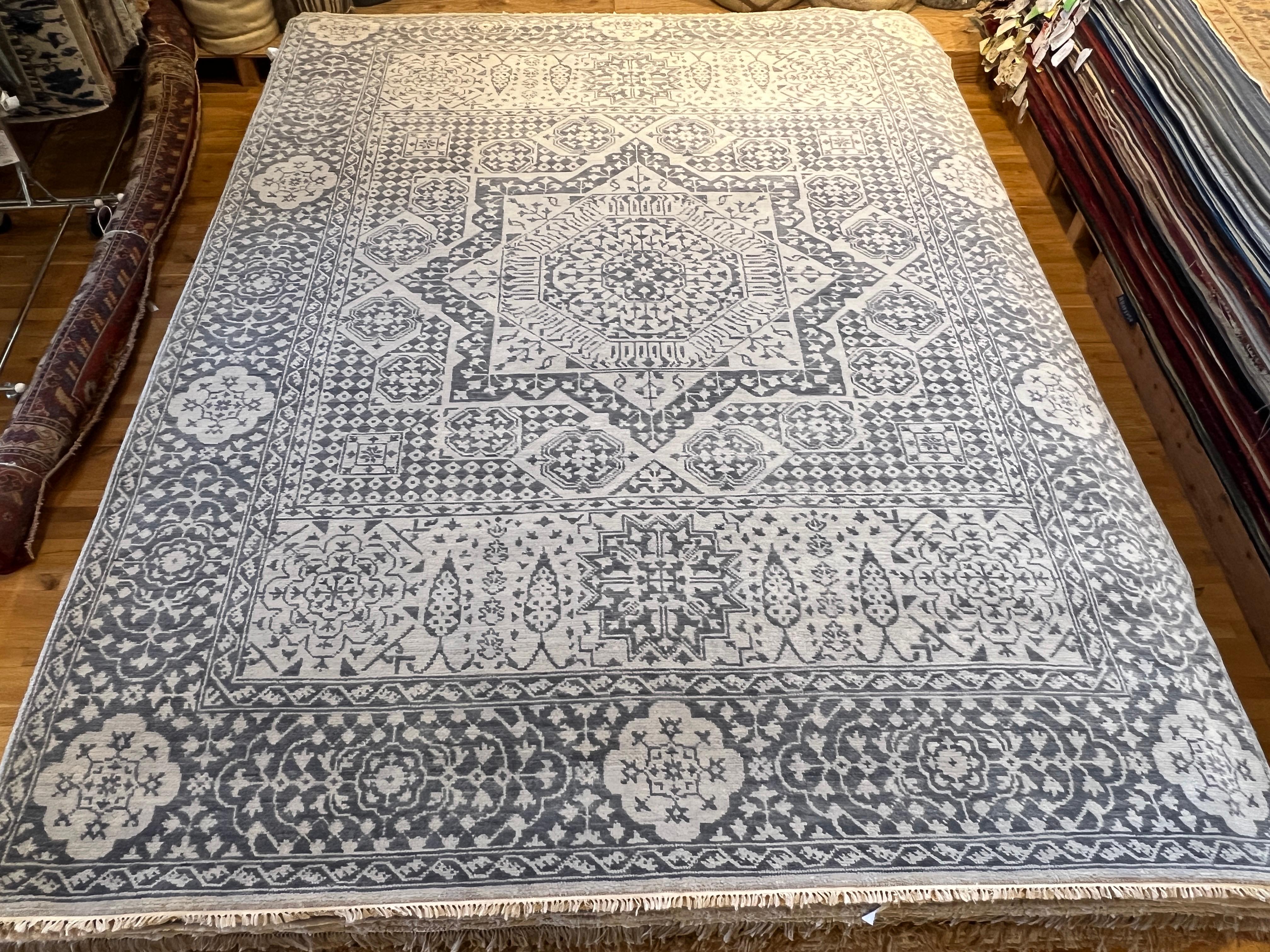 Verschönern Sie Ihren Raum mit unserem 9'x12' Teppich im persischen Design in gedämpftem Grau aus handgeknüpfter Wolle, hergestellt in Indien. Mit seinem großartigen Übergangsdesign bringt dieser Teppich Stil und luxuriösen Komfort in jeden Raum.