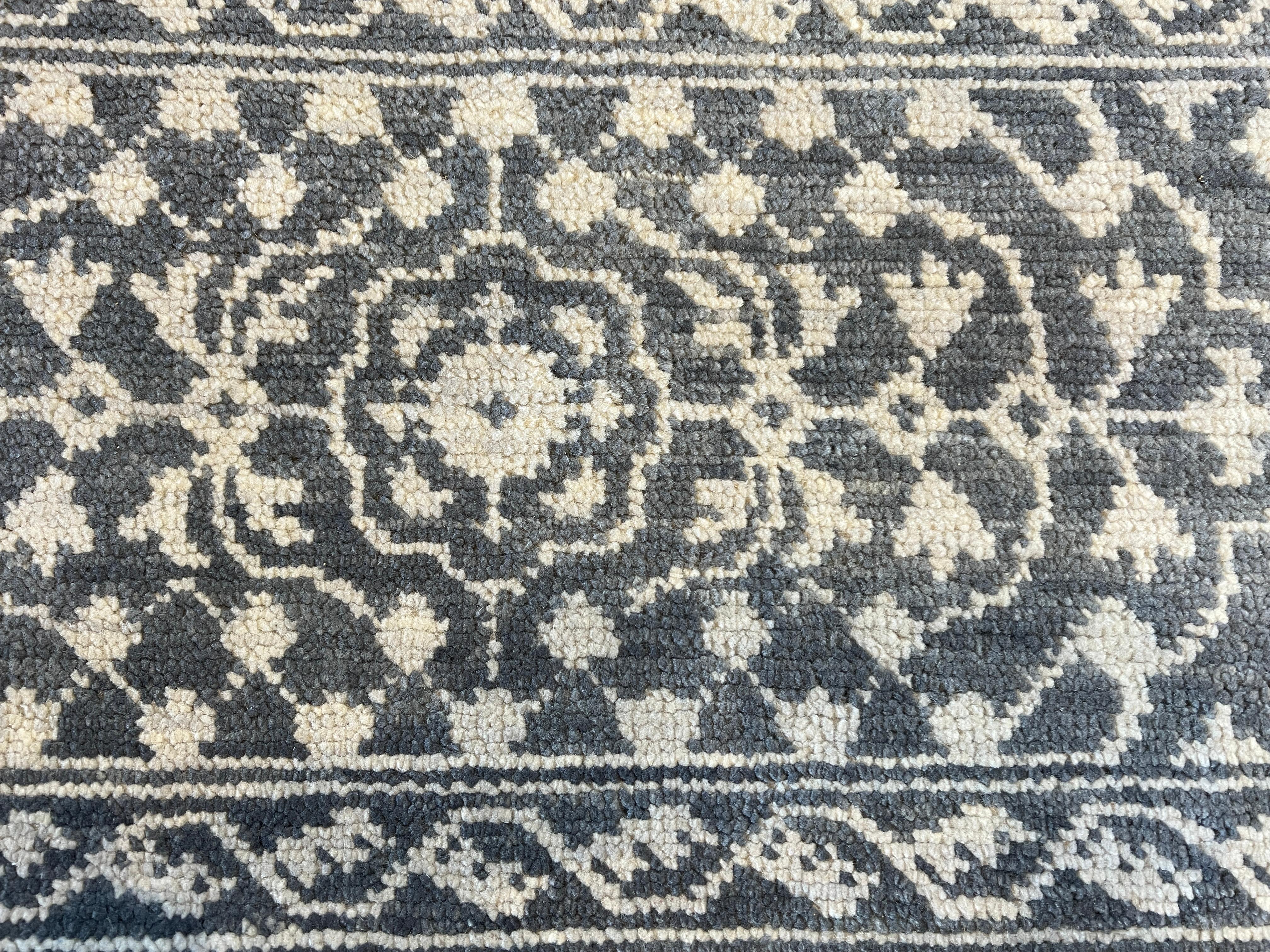 9'x12' Grauer geblümter Teppich im persischen Design (21. Jahrhundert und zeitgenössisch) im Angebot