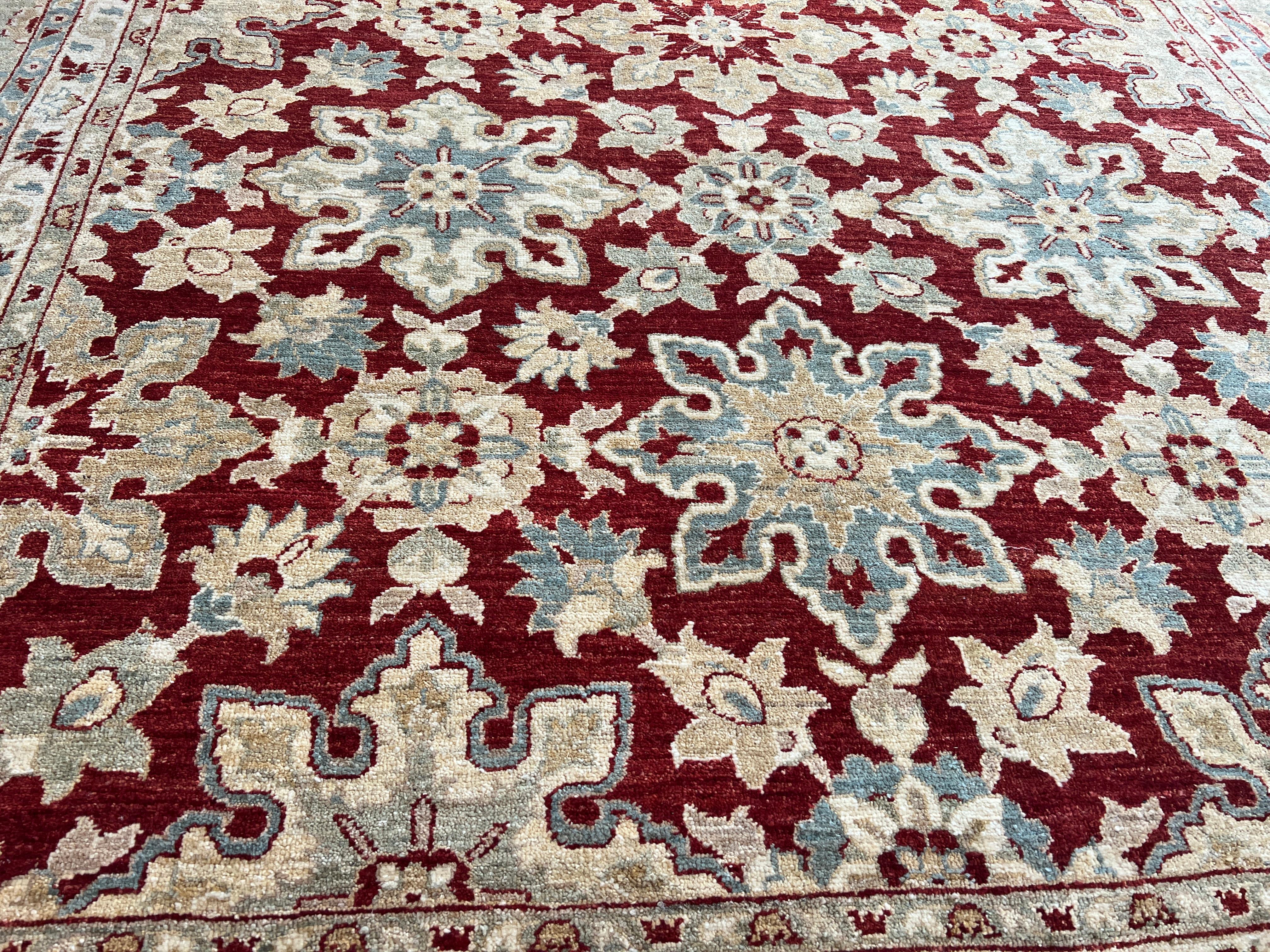Erhöhen Sie Ihren Raum mit unserem 9x12 Persian Design gedämpft rot grau elfenbein alle Wolle handgeknüpft Teppich in Indien gemacht. Mit seinem großartigen Übergangsdesign bringt dieser Teppich Stil und luxuriösen Komfort in jeden Raum. Sie besteht