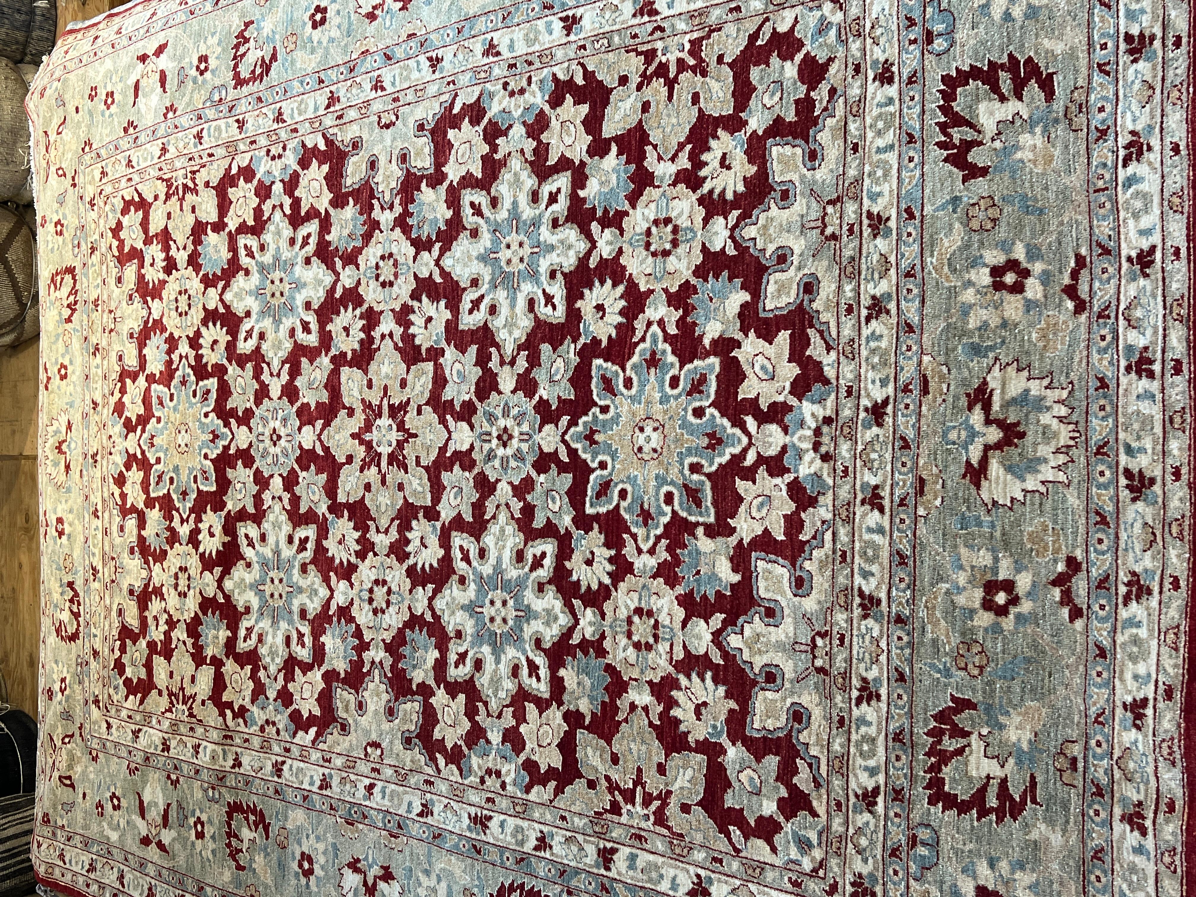 9'x12' Persischer Design-Teppich mit rotem Blumenmuster (21. Jahrhundert und zeitgenössisch) im Angebot