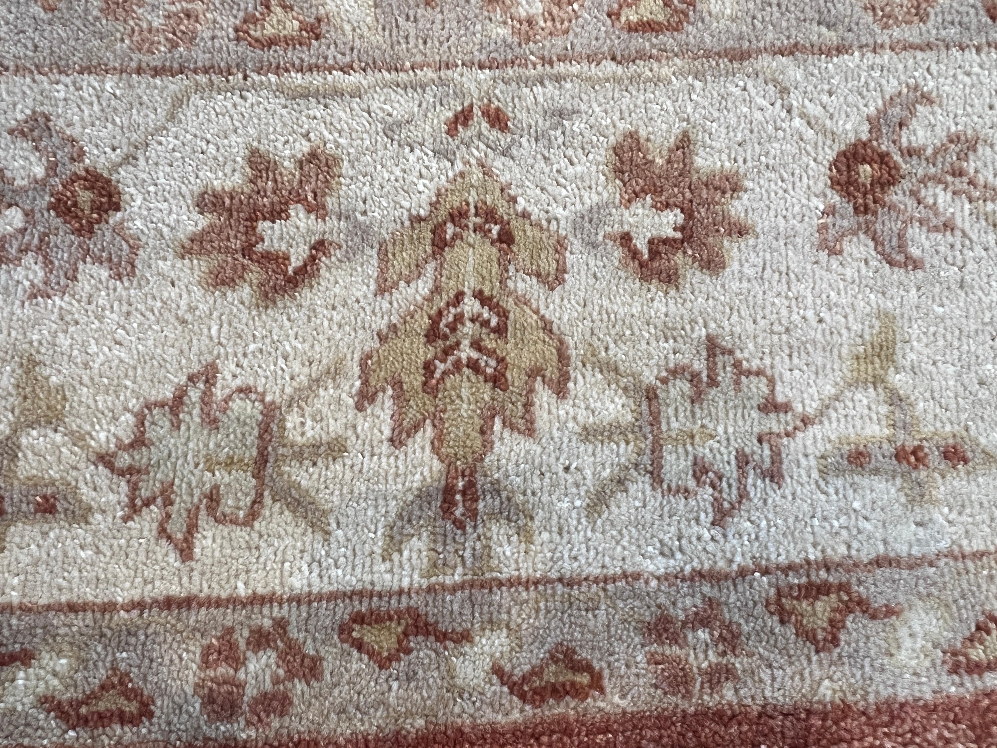 Eleva il tuo spazio con il nostro tappeto 9'x12' dal design persiano, interamente in lana e annodato a mano in India. Caratterizzato da un fantastico design di transizione, questo tappeto aggiunge stile e comfort di lusso a qualsiasi stanza.