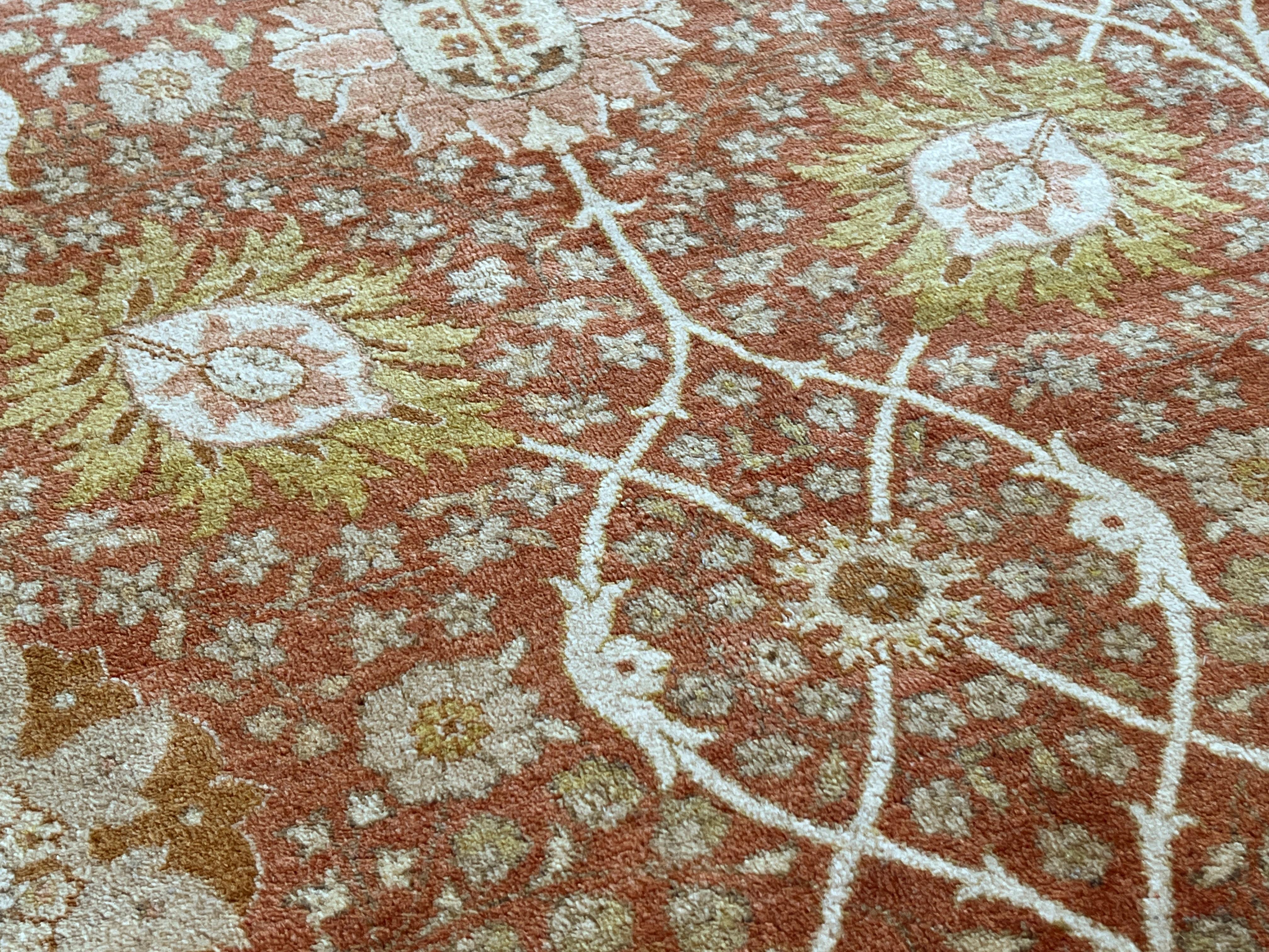 Eleva il tuo spazio con il nostro tappeto 9'x12' dal design persiano, interamente in lana e annodato a mano in India. Caratterizzato da un fantastico design di transizione, questo tappeto aggiunge stile e comfort di lusso a qualsiasi stanza.