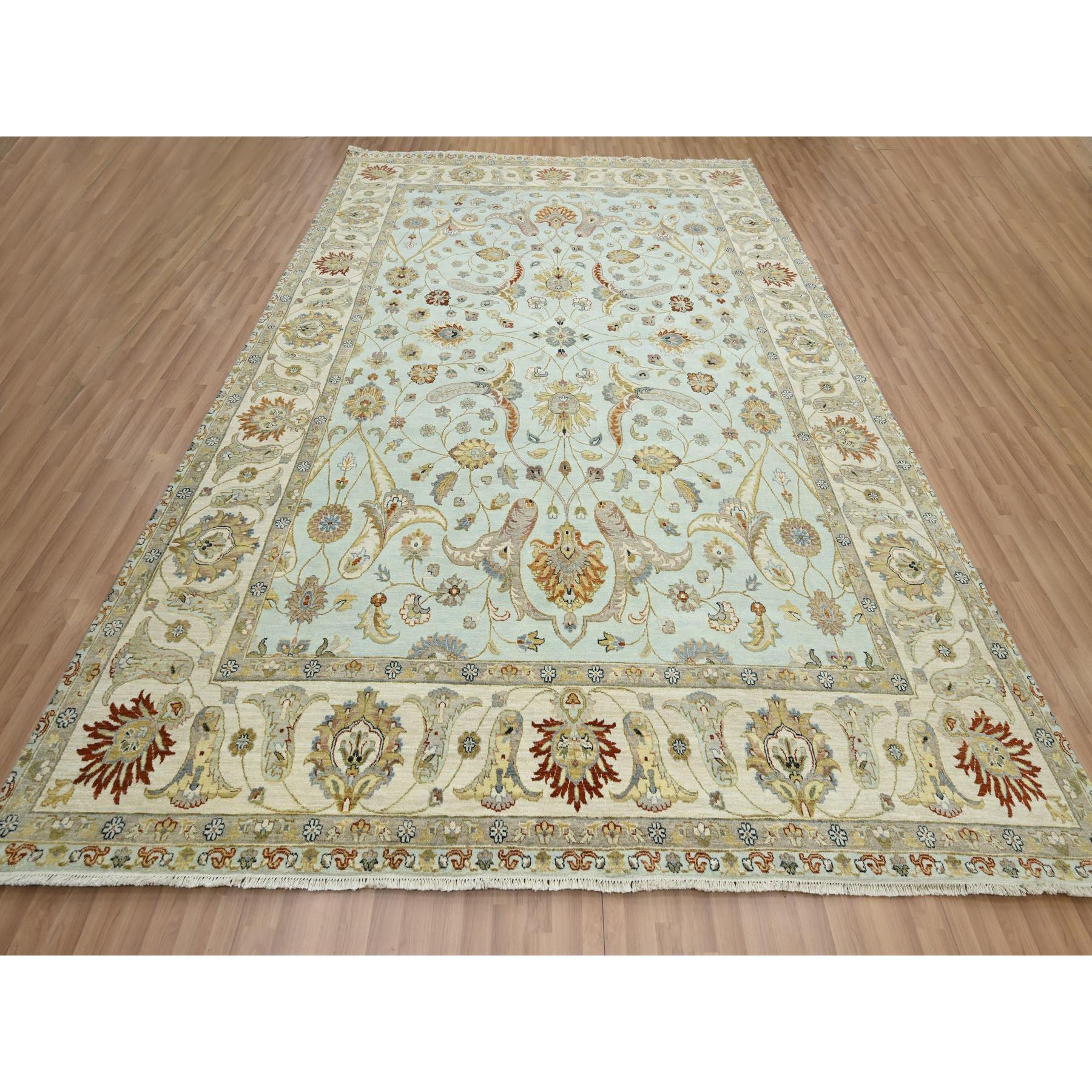 Bleu poudre, pure laine, Agra avec Design/One, motifs floraux, noué à la main, teintures végétales, tapis d'Orient
Matières premières : Laine
Latex : Pas de poils 
hauteur : 0,25 pouces
Style : Traditionnel
Couleur primaire : bleu
Couleurs