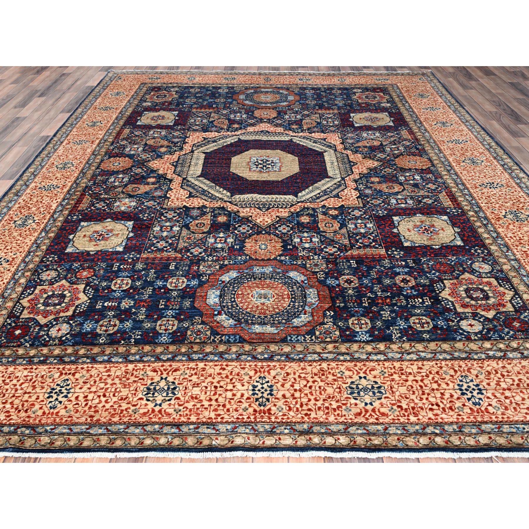 Il s'agit d'un véritable tapis d'Orient à motif de la dynastie Mamluke du XIVe siècle, noué à la main, 200 KPSI, en pure laine. Il a été noué pendant des mois et des mois selon des techniques de tissage séculaires par des artisans experts.
Matières