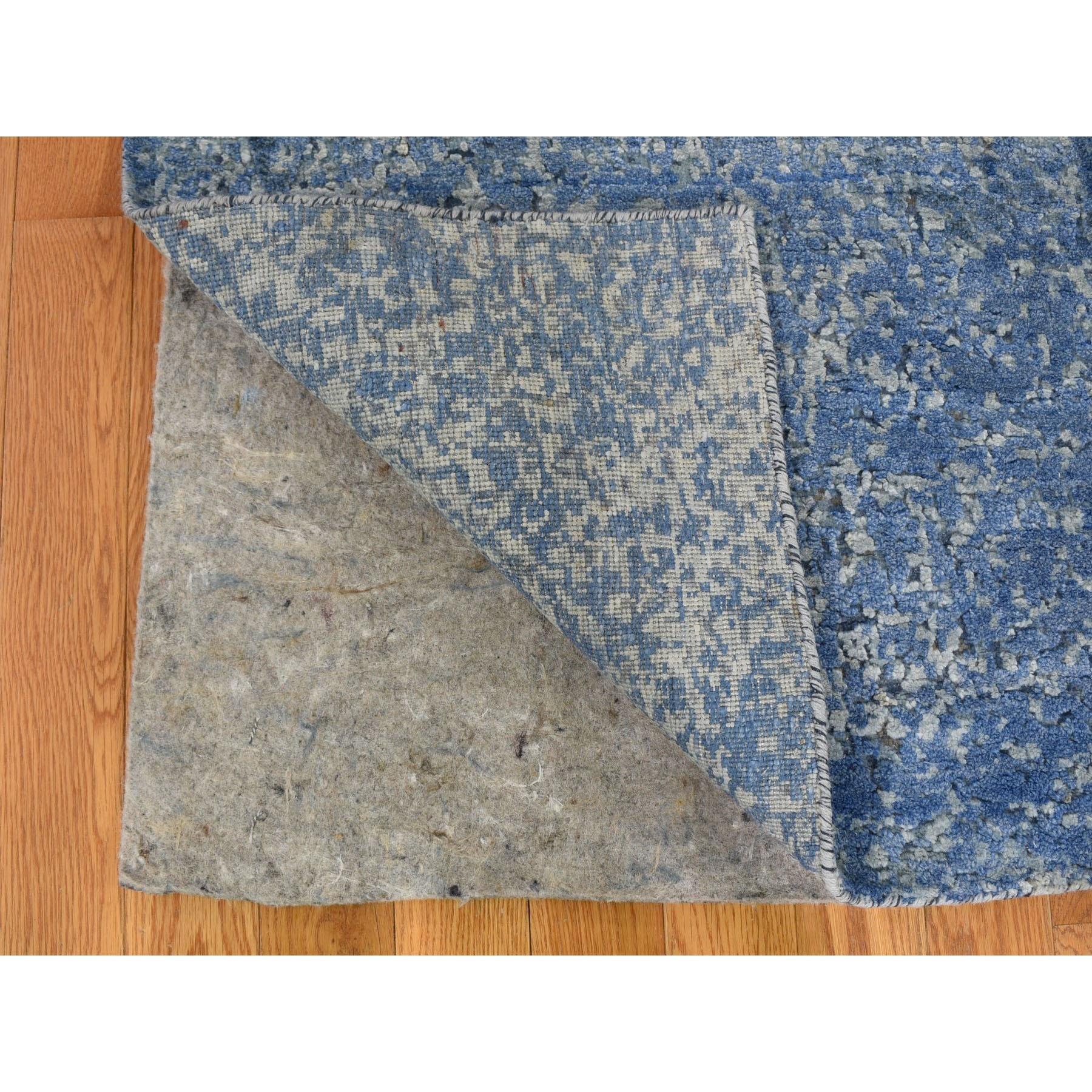 Hand-Knotted 9'x12' Pure Silk and Wool Dissipating Design Hand Knotted Oriental Rug For Sale