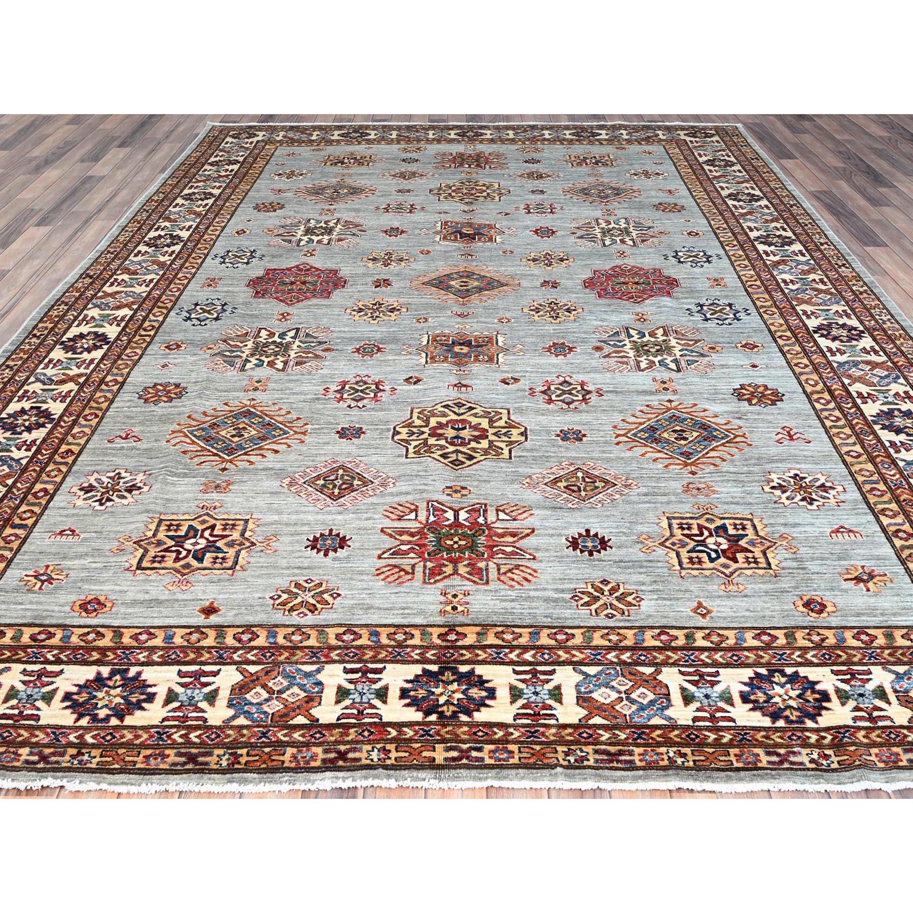Ésta es una auténtica alfombra oriental afgana Super Kazak, anudada a mano, de pura lana. Ha sido anudada durante meses y meses con técnicas artesanales de tejido centenarias por expertos artesanos.
Materiales primarios: Lana
Látex: Sin pelo