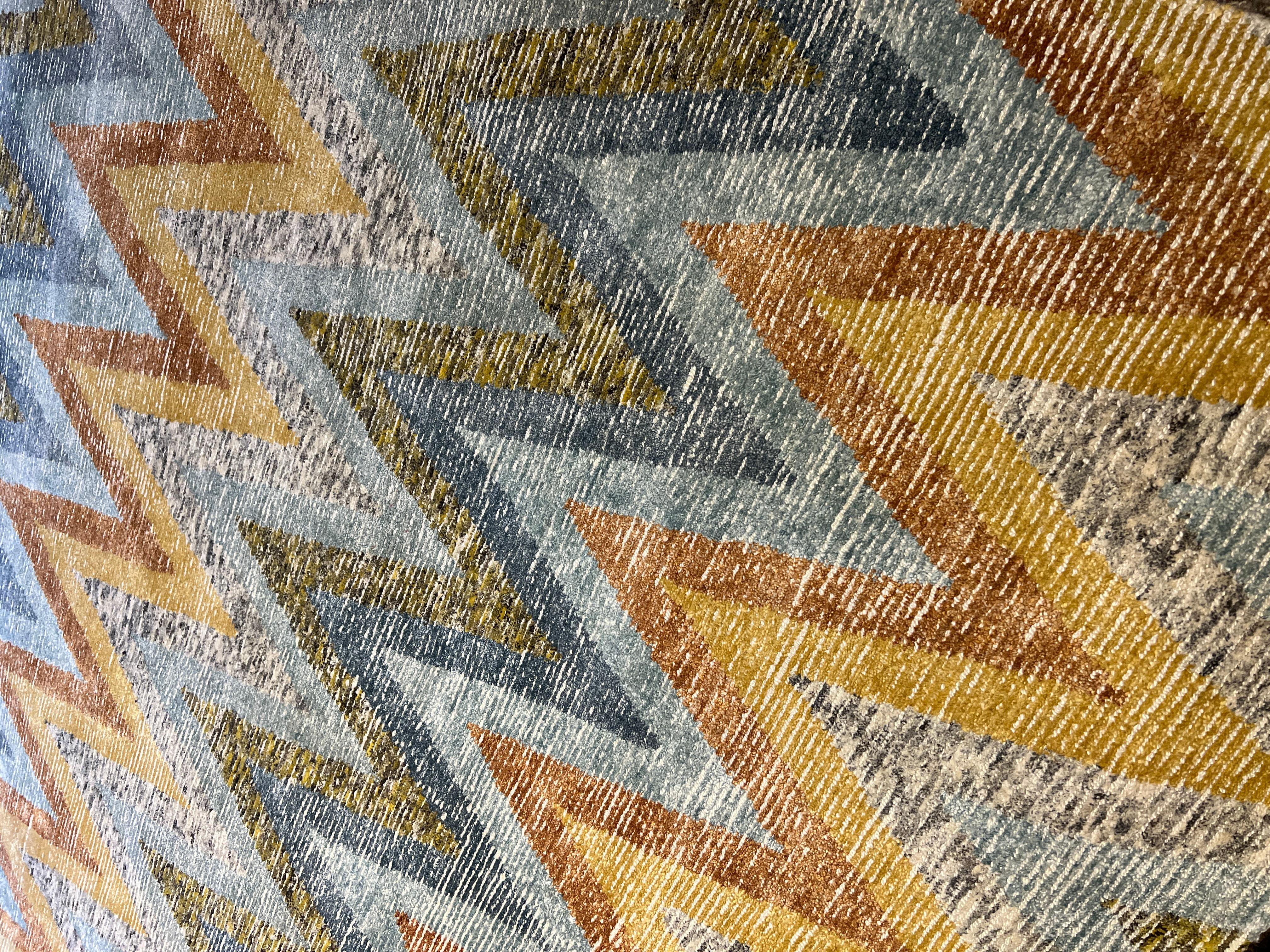 Erleben Sie wahre Regenbogenmagie mit unserem 9'x12' handgetufteten Wollteppich aus Indien. Das lebhafte Chevron-Muster bringt Farbe und Struktur in jeden Raum, während das MATERIAL aus reiner Wolle Strapazierfähigkeit und Komfort unter den Füßen