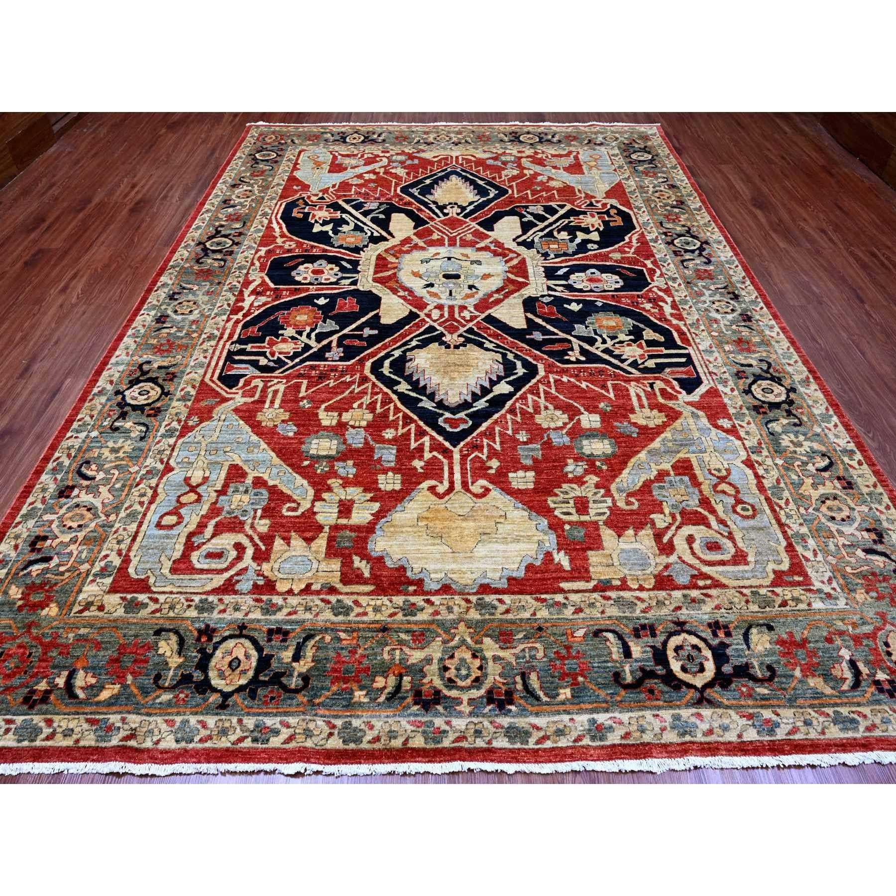 Rosso prismatico, Serapi Heriz con grande disegno di fiori, Peshawar, annodato a mano, tinture vegetali, 100% lana, tessuto fitto, Tappeto orientale
Materiali primari: Lana
Lattice: No Pile 
altezza: 0,25 pollici
Stile: Tradizionale
Colore primario: